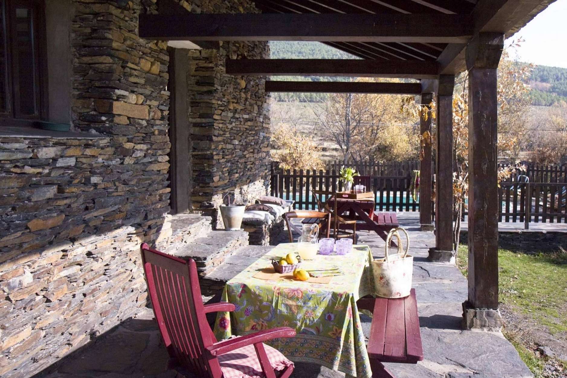 La Pizarra Negra ofrece la posibilidad de alquilar una casa rural íntegra para realizar la ruta de los pueblos negros