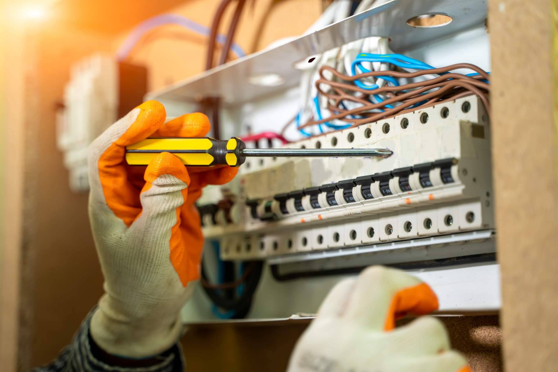 Ubilla Reformas Integrales cuenta con instaladores electricistas profesionales