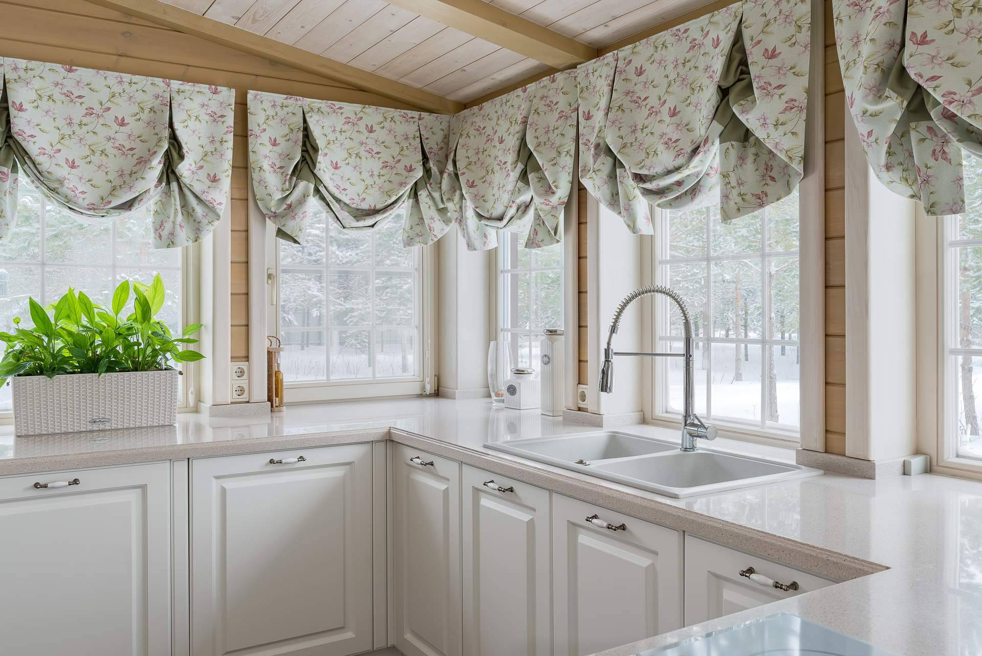 ¿Cuáles son las ventajas de utilizar cortinas para la cocina con Alfombras y Cortinas?