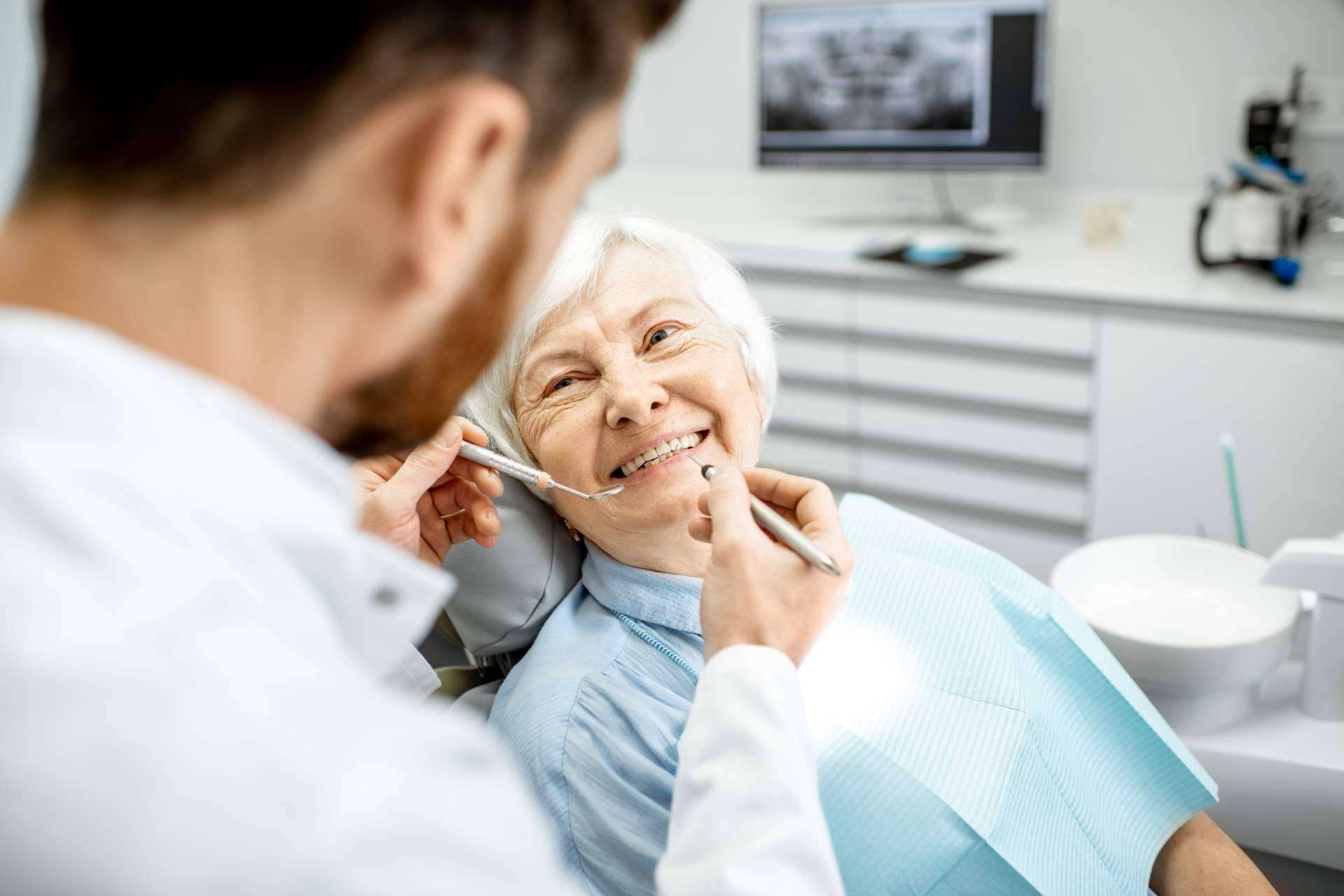 ¿Cómo colocar implantes en Valencia a pacientes con enfermedades periodontales? Clínica Viasalud
