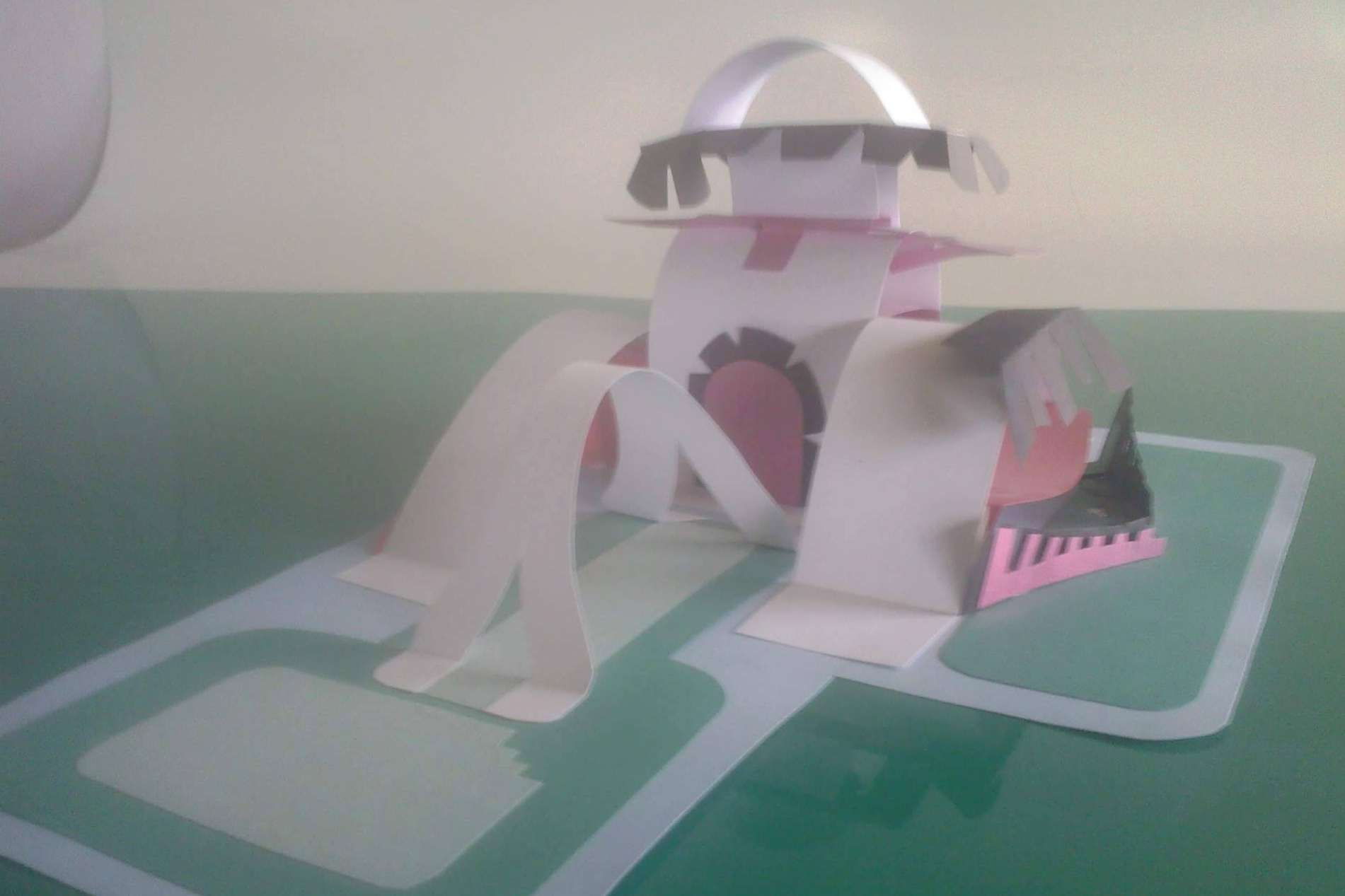 El Pintor de Internet ofrece talleres de maquetas con cartulinas para todas las edades