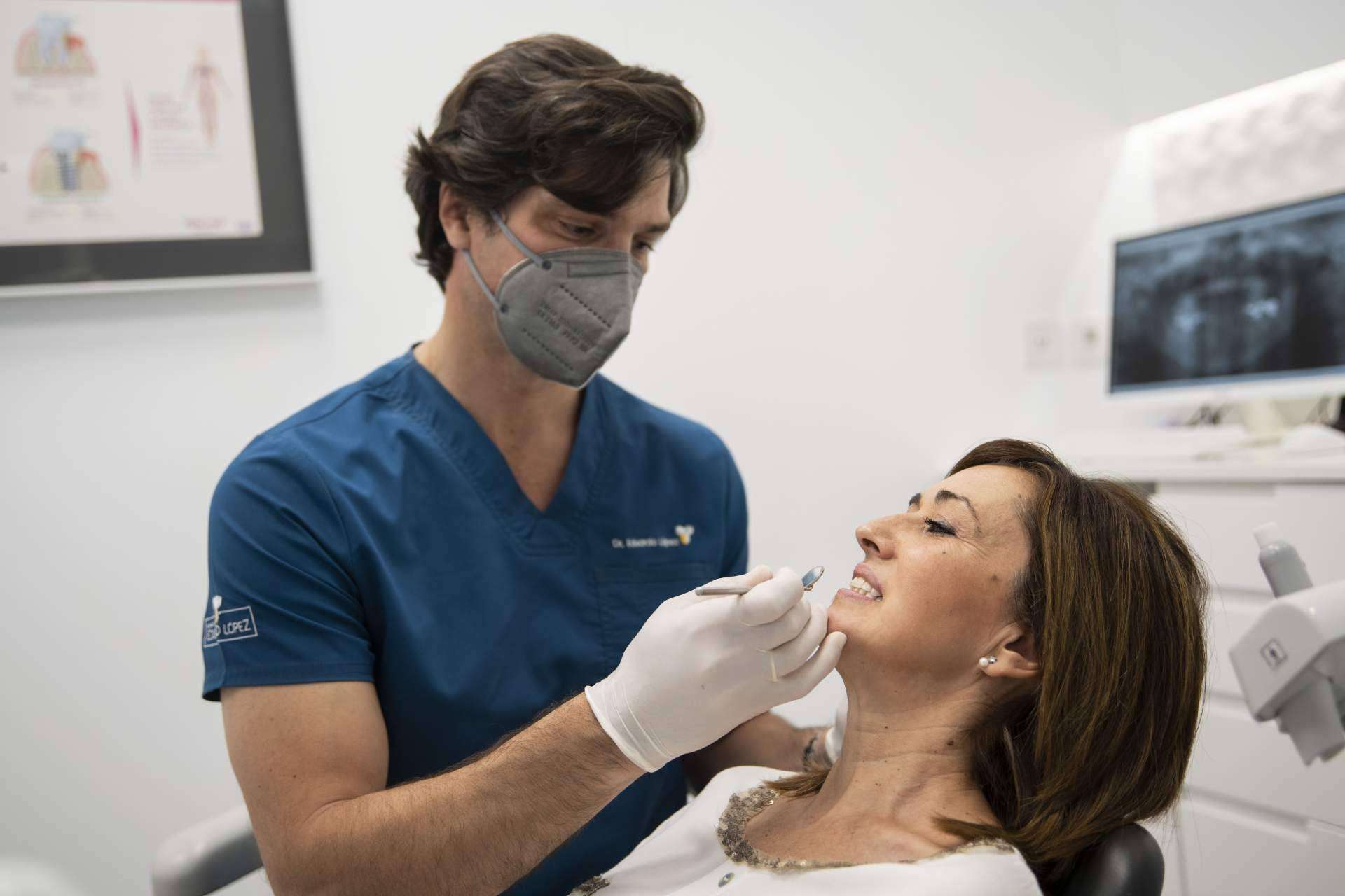¿Cuáles son los riesgos y las consecuencias de un blanqueamiento dental casero?, por Clínica dental Eduardo López