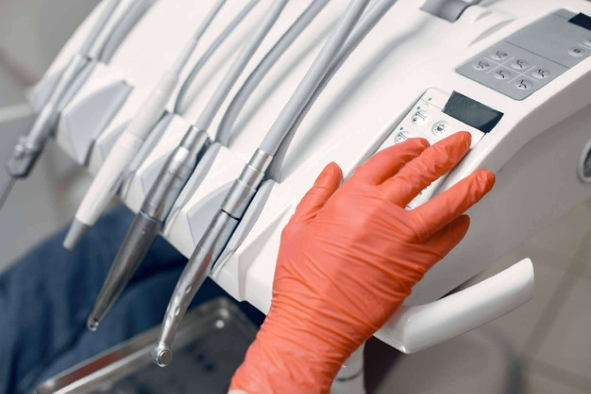 De la mano de Precisión Médica Dental, es posible ahorrar costes en la reparación de los instrumentos de clínica y laboratorio