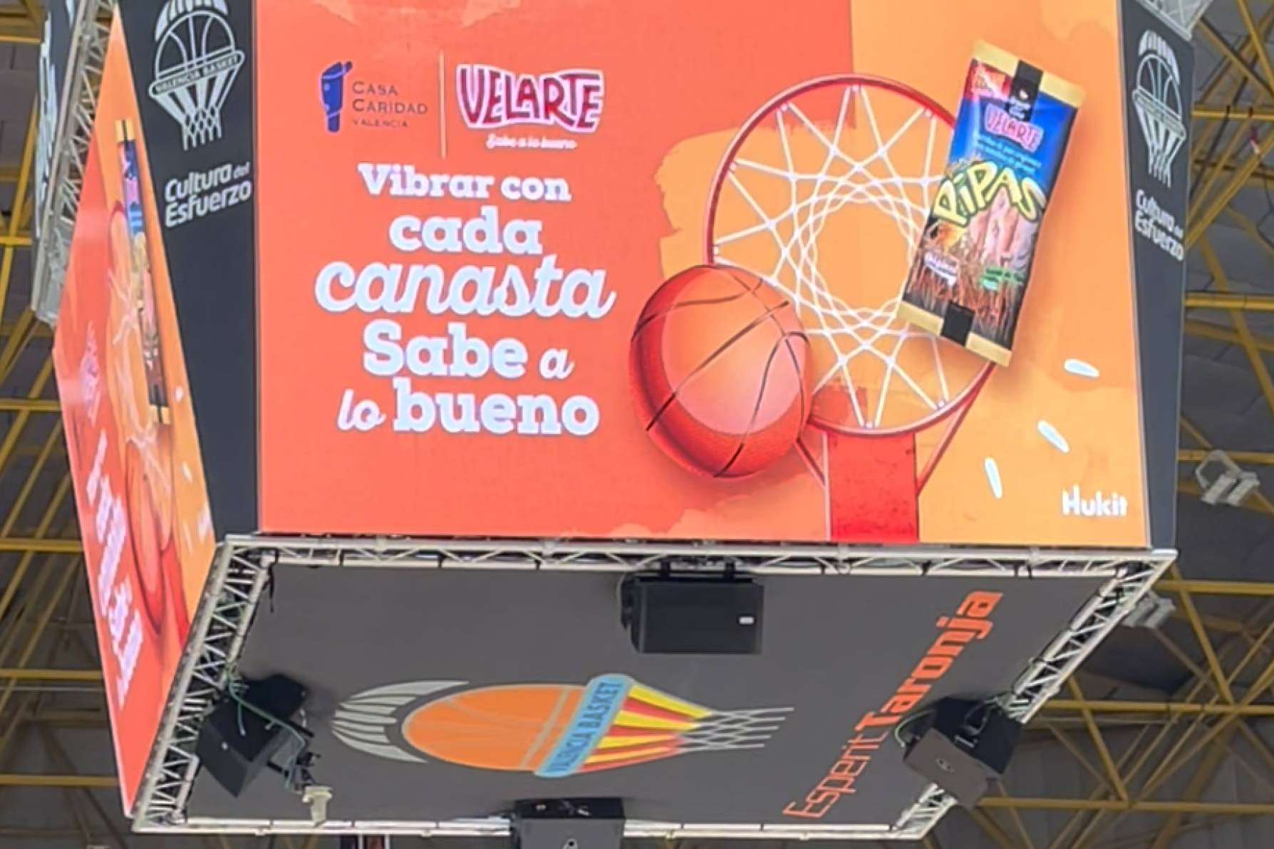 La activación realizada por la agencia en colaboración con Valencia Basket y Casa Caridad