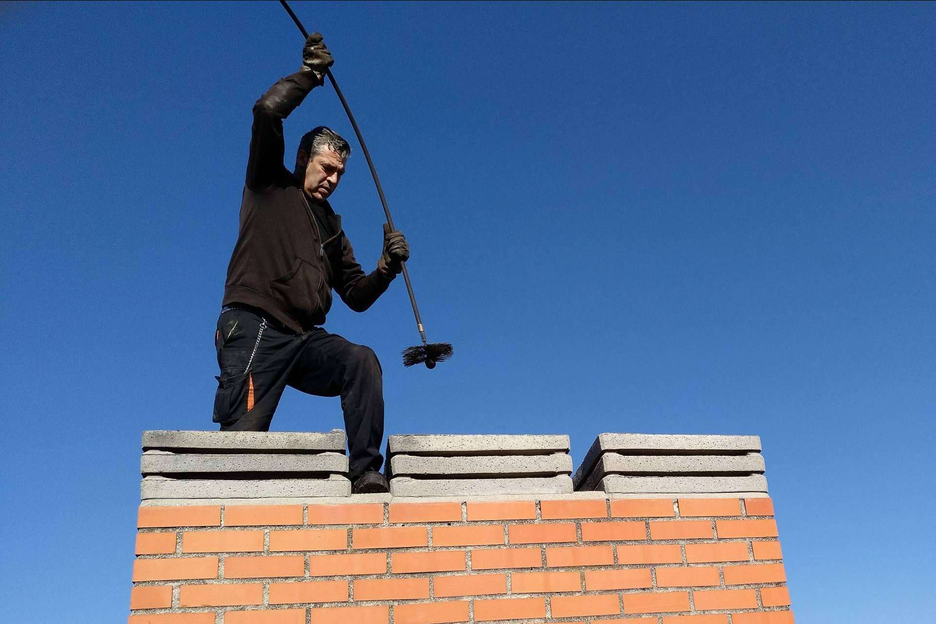 Su DESHOLLINADOR señala la importancia de limpiar las chimeneas