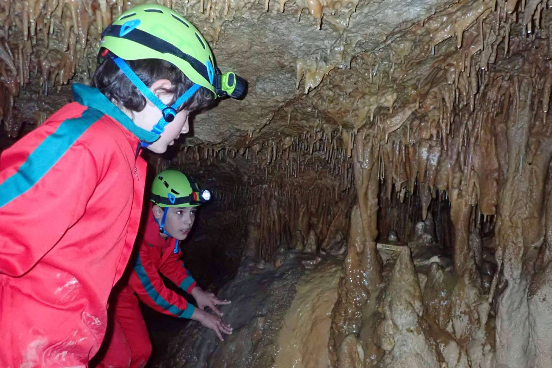 Nómadas del Pirineo y sus opciones de deportes de aventura al aire libre para niños