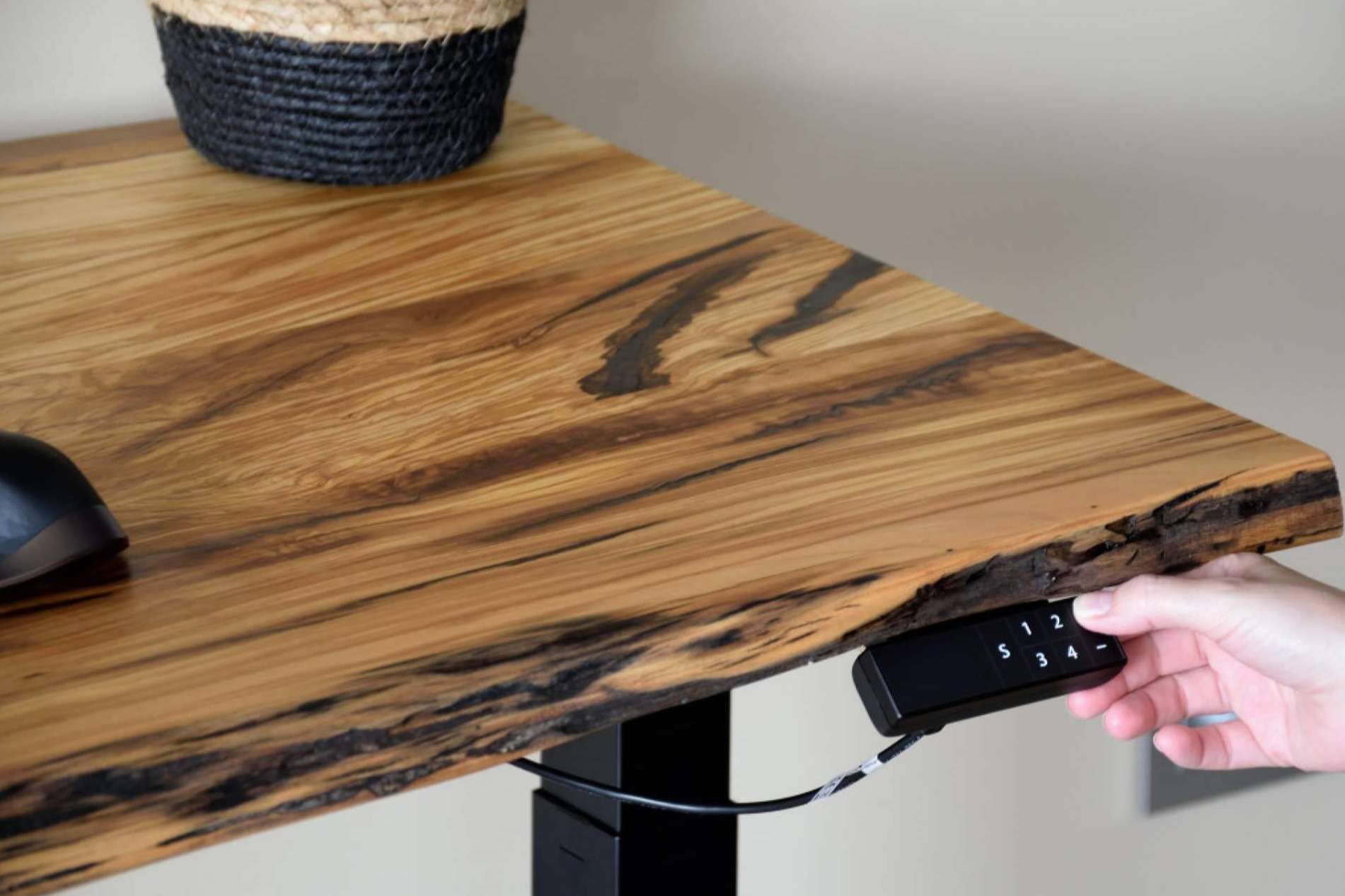 Beneficios de trabajar con escritorios ergonómicos elevables, por ErgoNatureWood