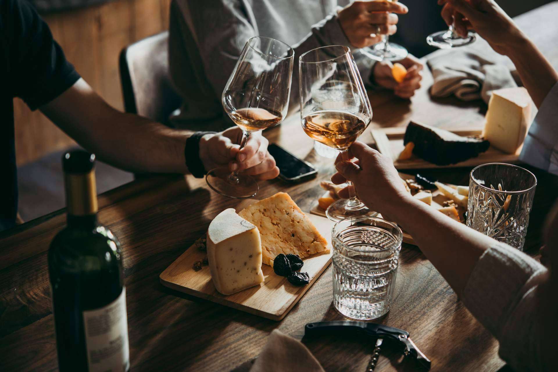 Amplia variedad de vinos para acompañar las cestas gourmet de Bon León