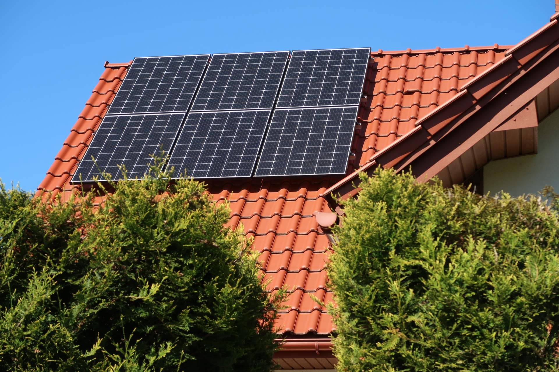 ¿Cuáles son los requisitos para instalar placas solares en casa?