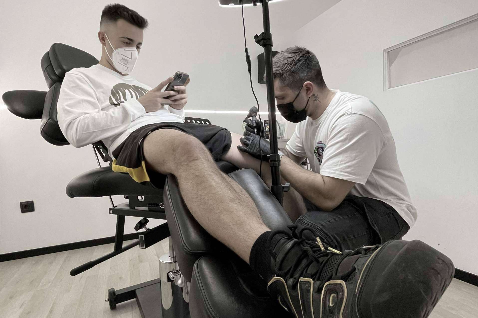 Un cantante muy conocido a nivel internacional es tatuado por Carlos Losie, considerado entre los mejores tatuadores de España