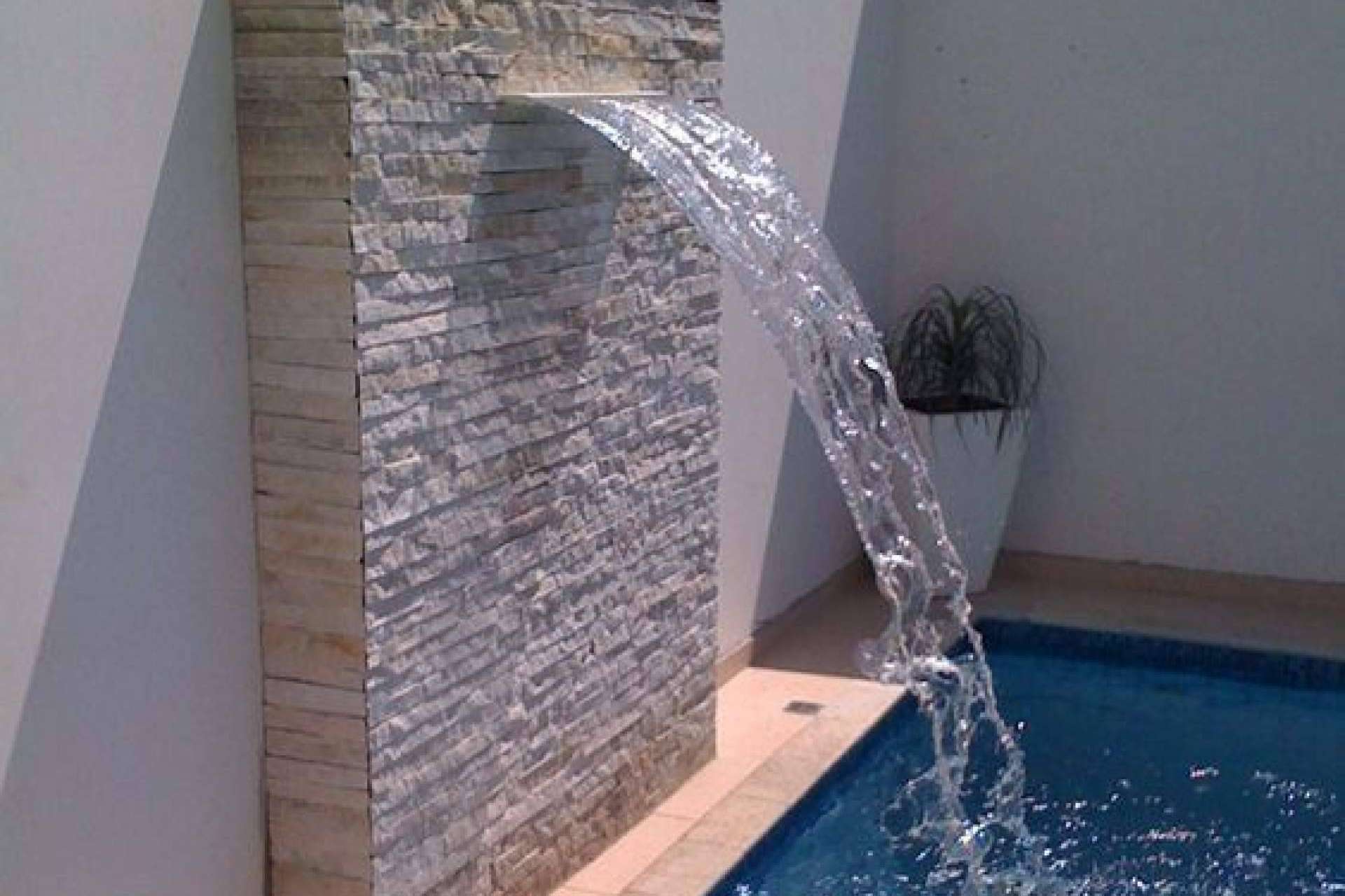 Warmpool ofrece el complemento decorativo ideal para piscinas y centros tipo spa, la cascada laminar acrílica