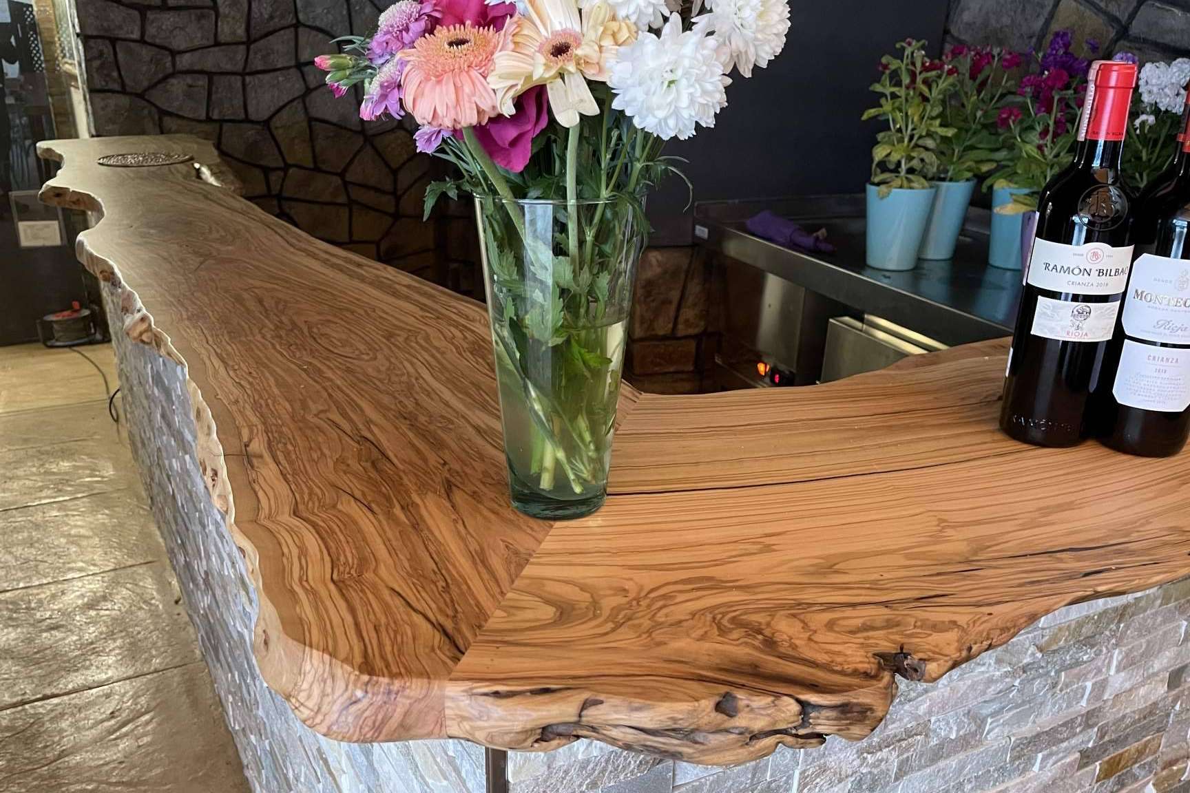 Los trucos para darle un toque único a la decoración de un restaurante con mostradores de madera de olivo