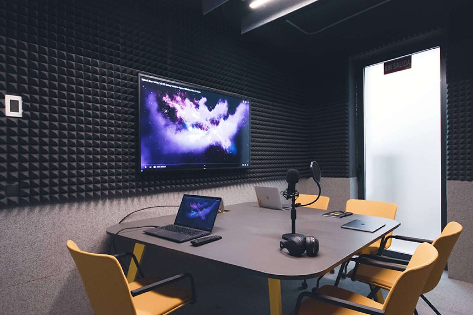 Grabación de podcasts en las instalaciones especializadas de Mastermind Place Madrid