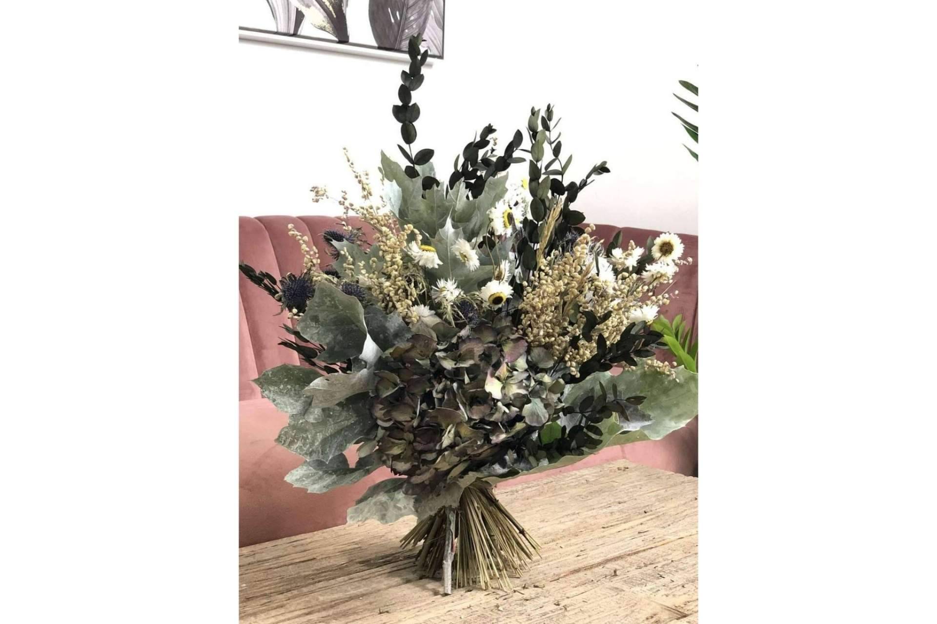 Una bonita forma de decorar un hogar es utilizando ramos de flores secas