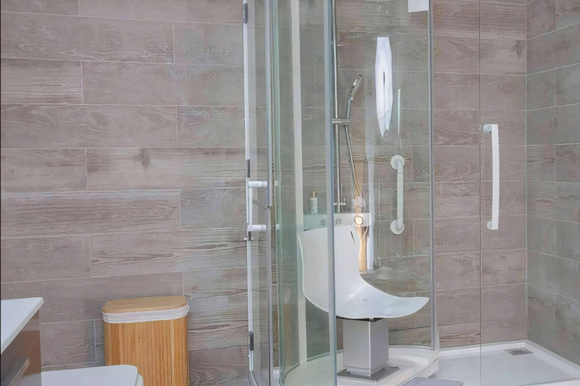 Excelshower, la compañía que diseña e instala duchas para personas con movilidad reducida