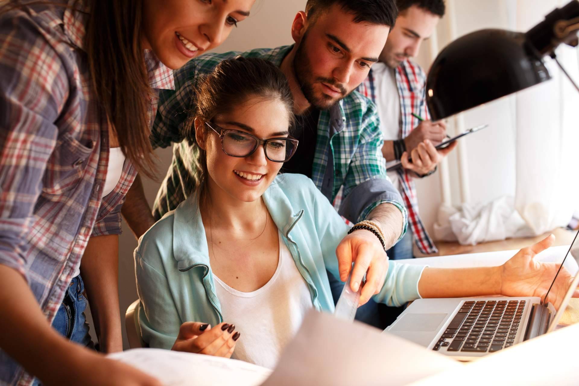 Ayuda Universitaria, la academia de TFG que ofrece descuentos en sus tutorías
