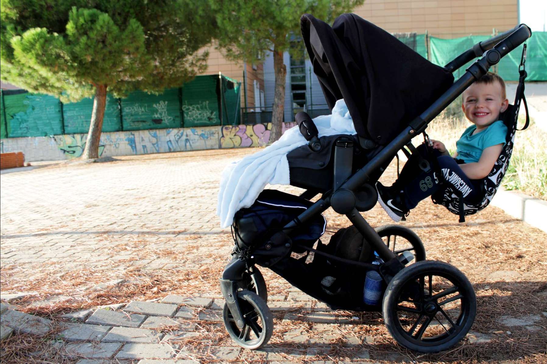 Una solución práctica para llevar a dos niños pequeños es el pack amaBABY