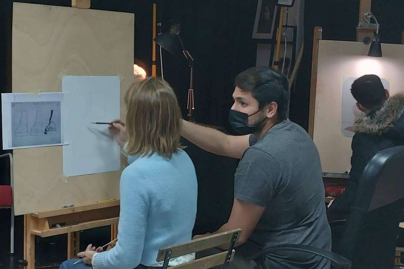 Clases de pintura y dibujo académico clásico con modelos profesionales en la academia Estudio Ilógico