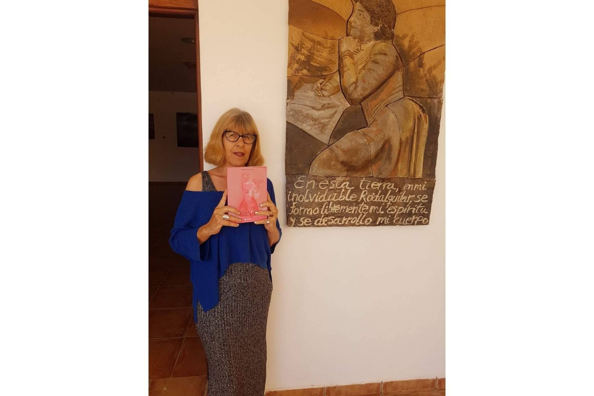 El ensayo biográfico de Carmen de Burgos se titula 'La dama roja' y está escrito por Ángela Sánchez Pérez