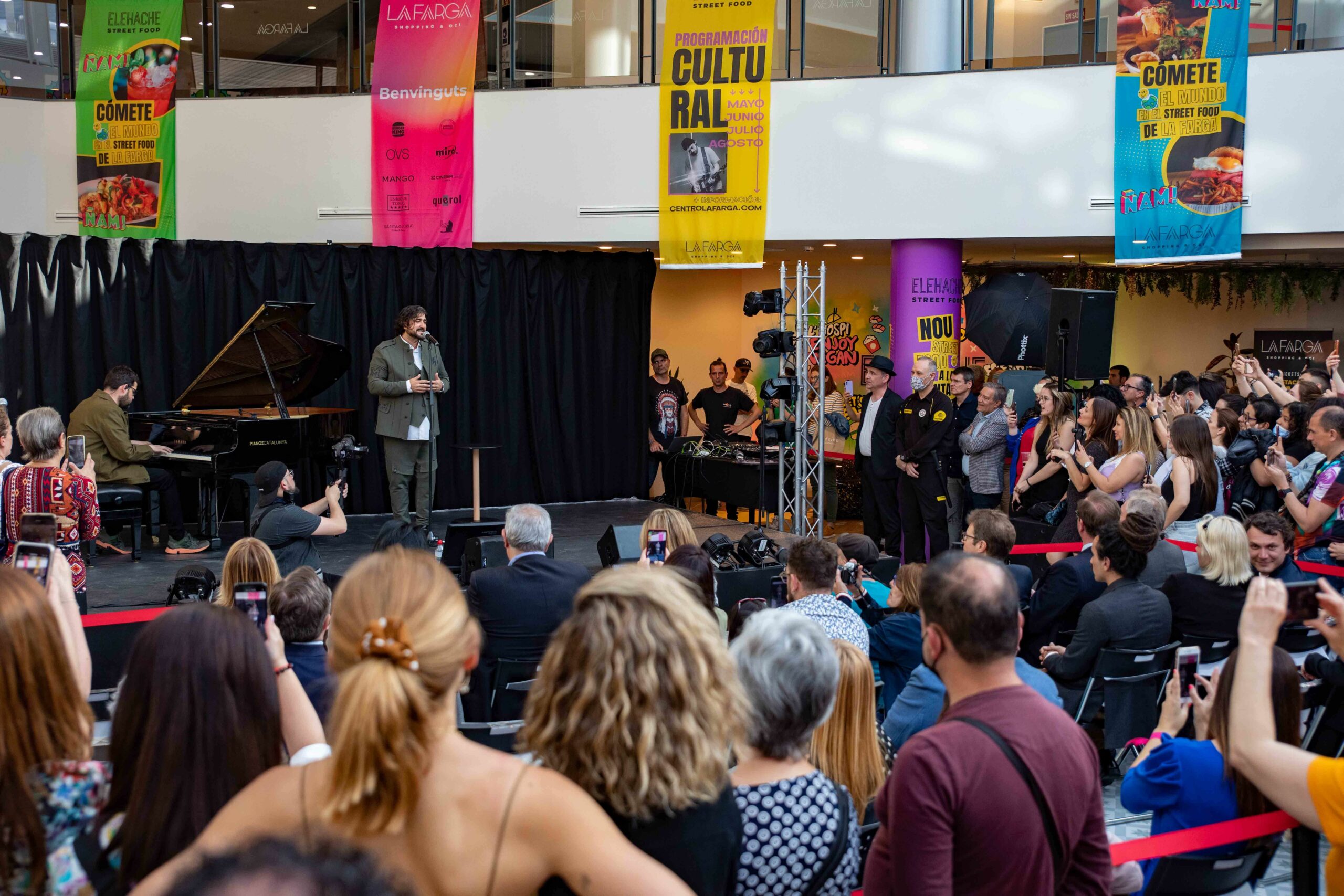 Antonio Orozco protagonizó la espectacular presentación del renovado centro comercial La Farga