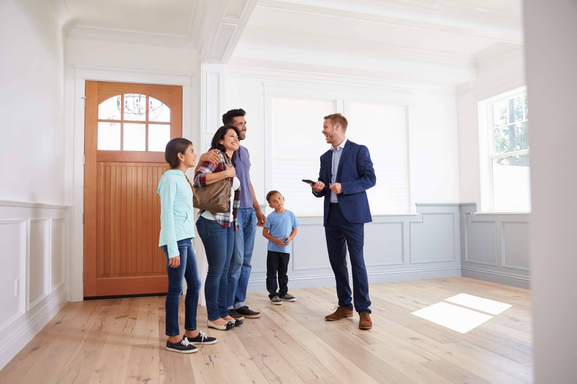 Para escoger dónde vivir en la Costa del Sol, es recomendable acudir a un agente inmobiliario de D&A Inmobiliaria