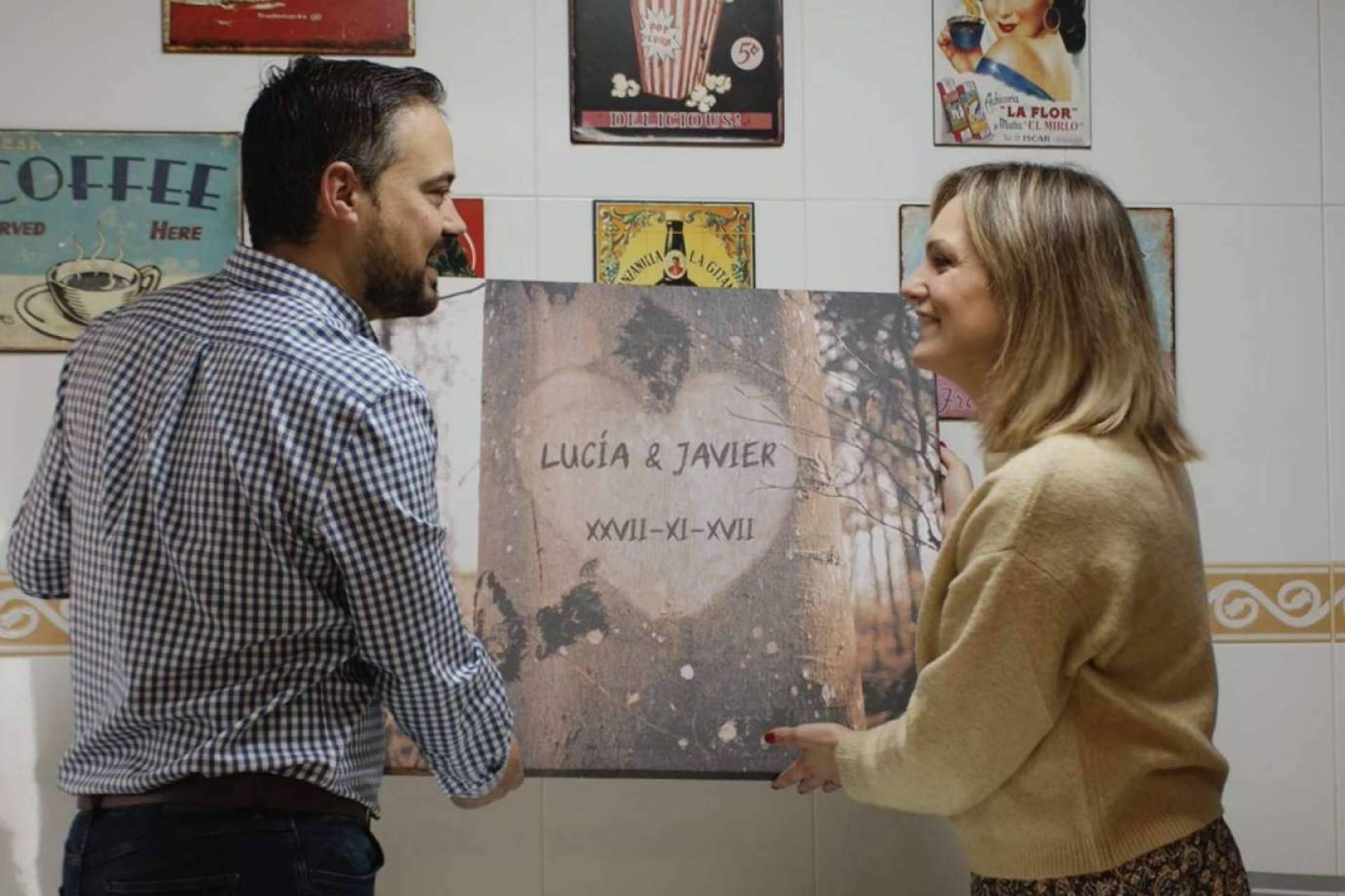 Un regalo ideal de VeAlma para una celebración de aniversario son los lienzos personalizados