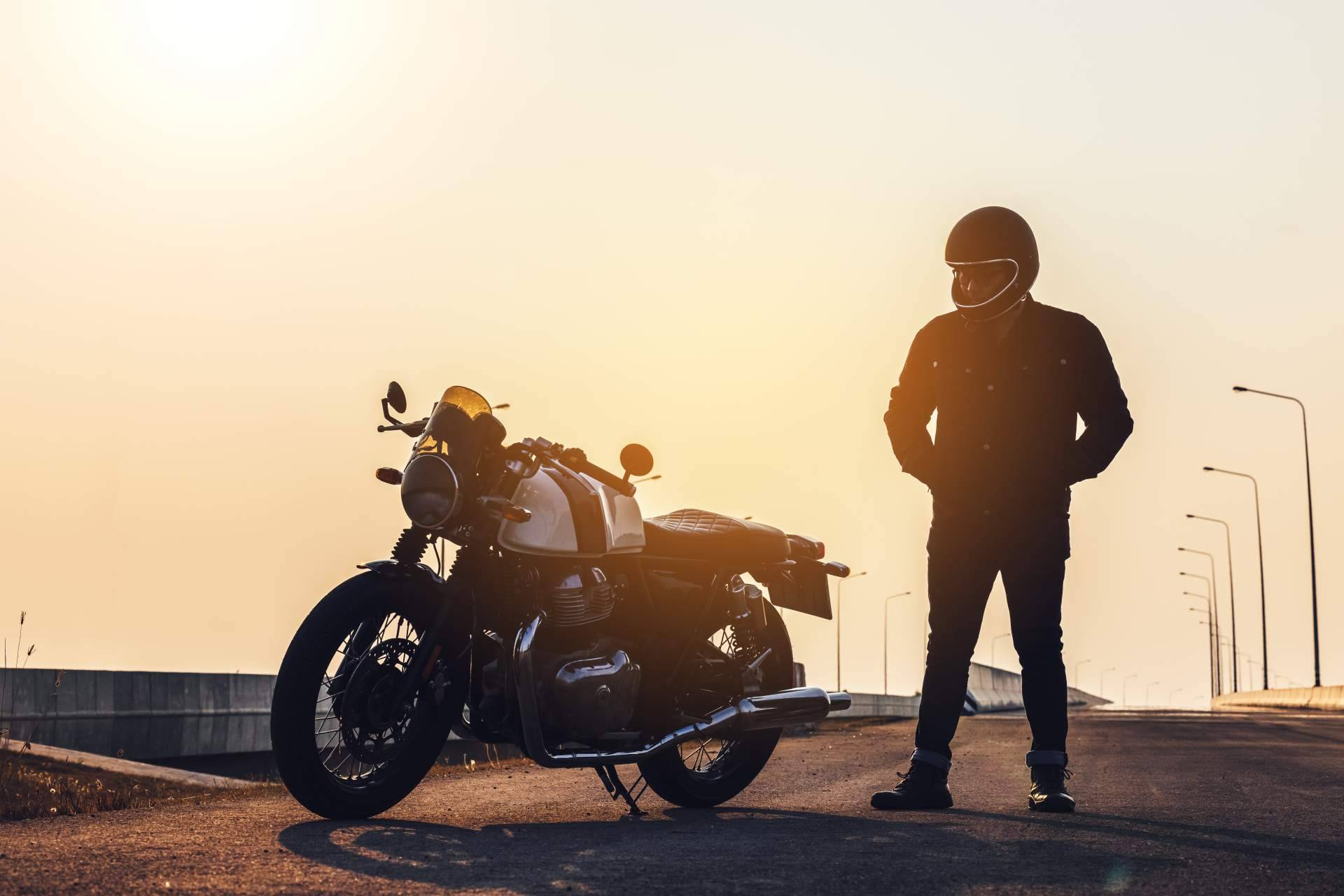 ¿Son legales los auriculares de conducción ósea para bicicletas y motos?