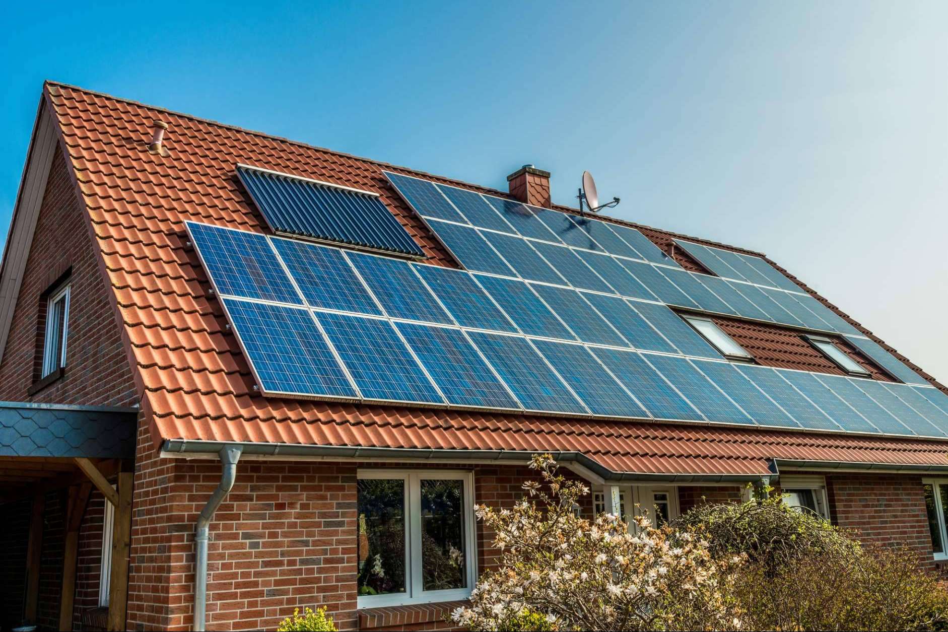 Una de las maneras más fáciles de ahorrar con un coche eléctrico es instalar un Wallbox en casa
