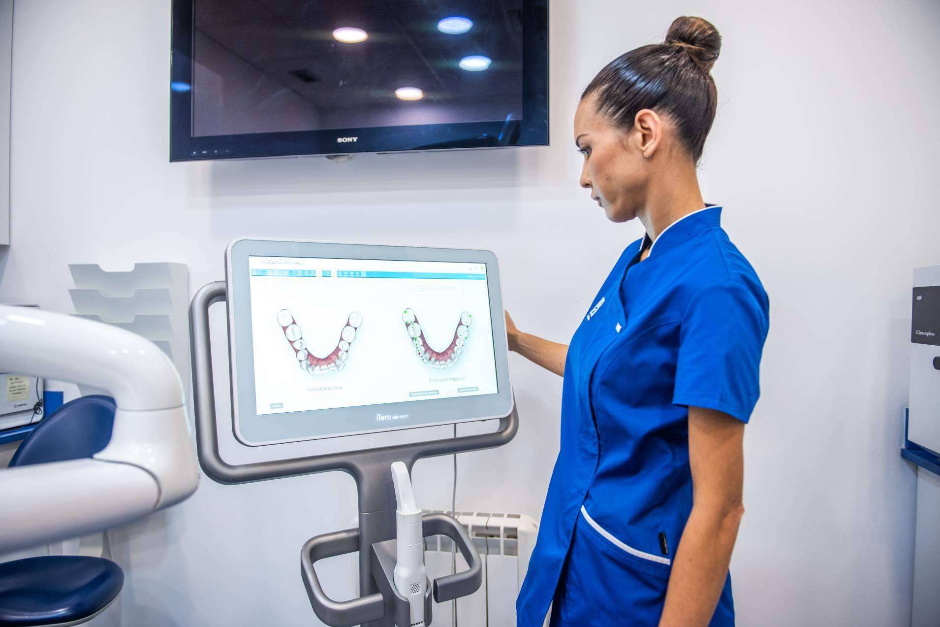 El tratamiento de implantología dental de la Clínica Doctora Cachero permite recuperar la estética y funcionalidad de los dientes dañados