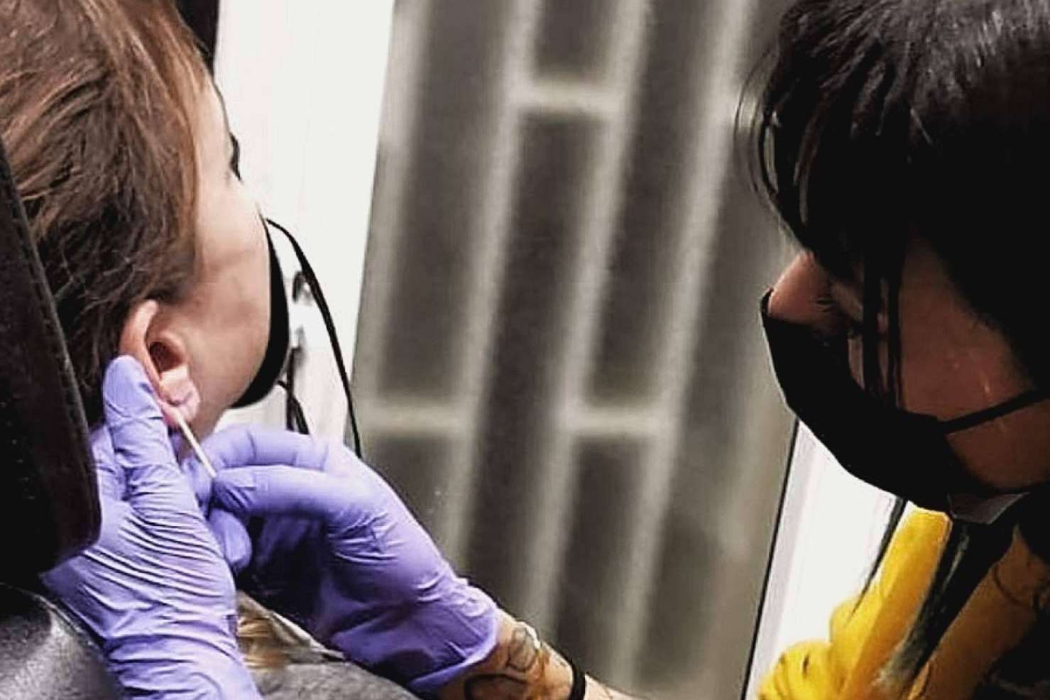 ¿Por qué razones no deben hacerse piercings con pistola?, según Steel of Doom