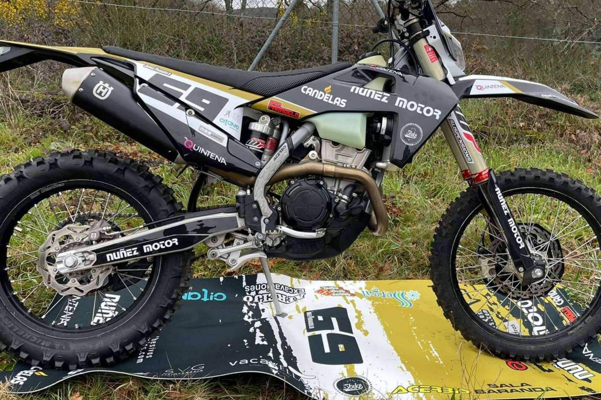Adhesivos Husqvarna para la personalización de la moto