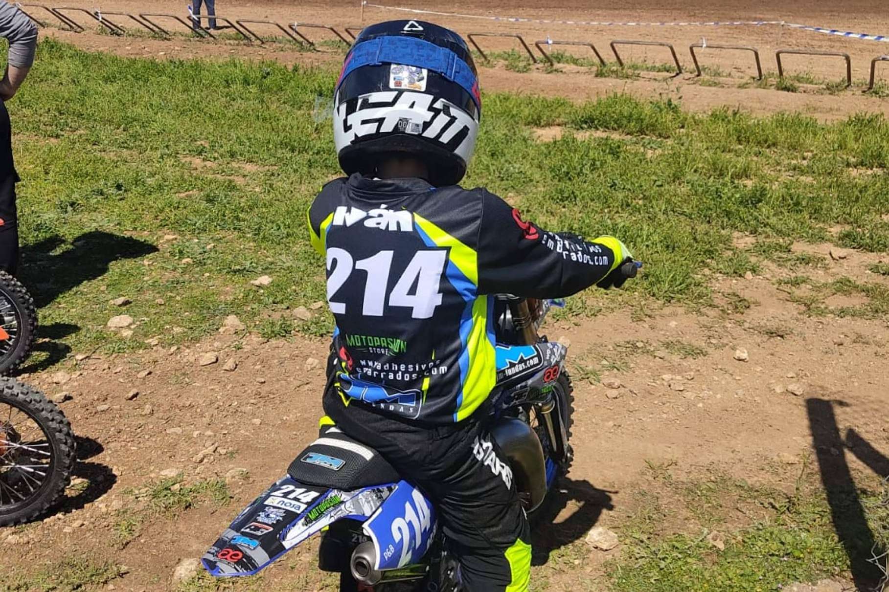 ADHESIVOSEMBARRADOS cuenta con ropa de motocross personalizada