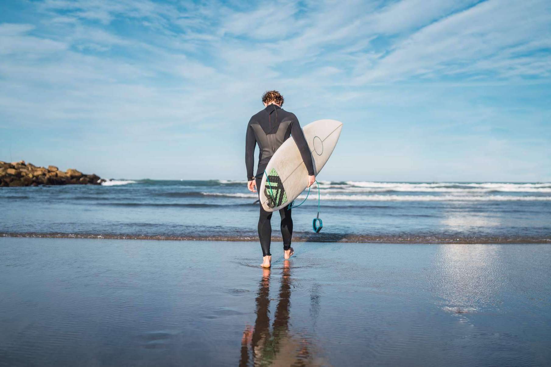 Aspectos a tener en cuenta para escoger el traje de surf perfecto, por la tienda especializada Watsay