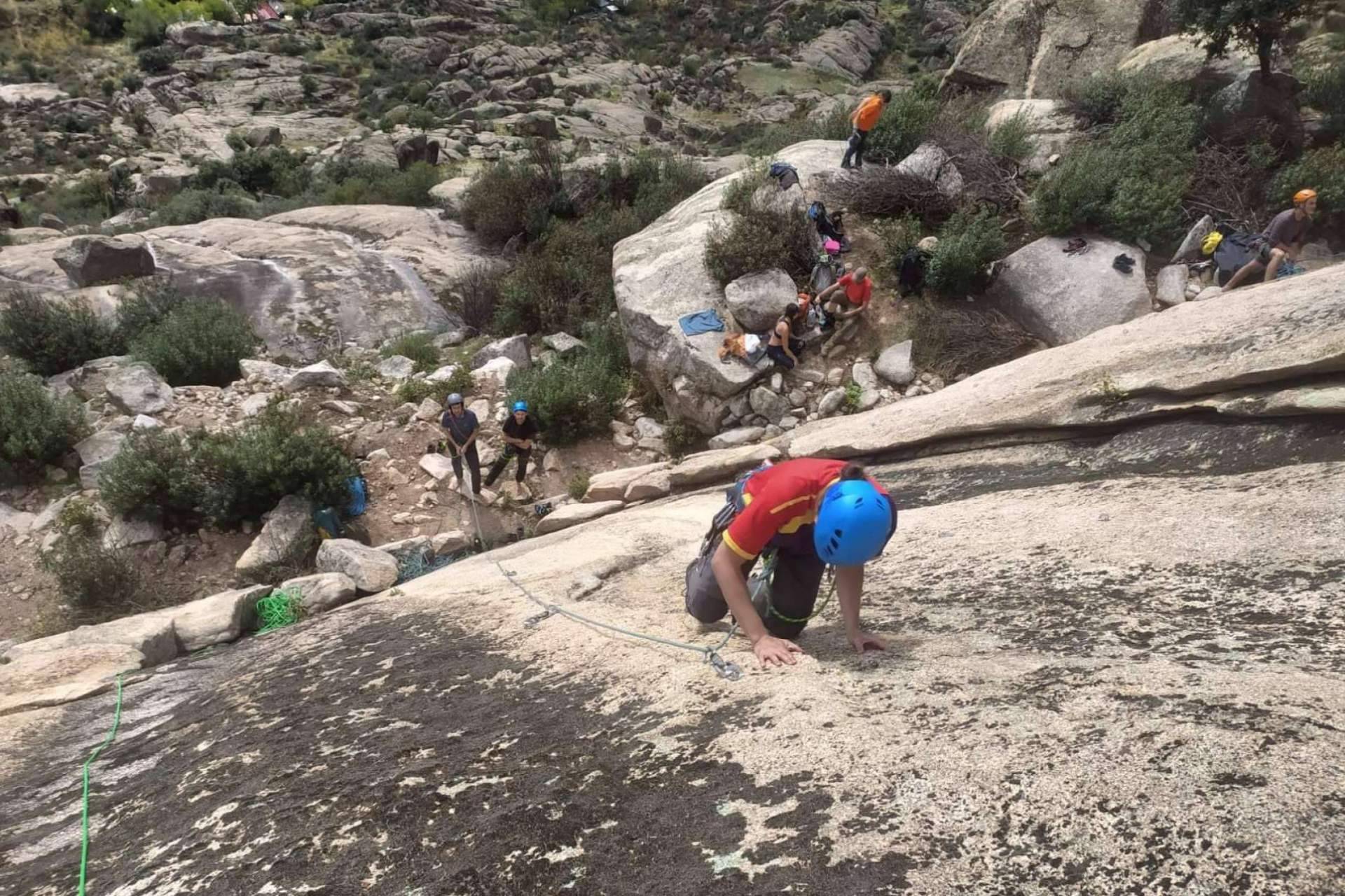 Madridadventours permite hacer el bautismo de escalada en Madrid con total seguridad
