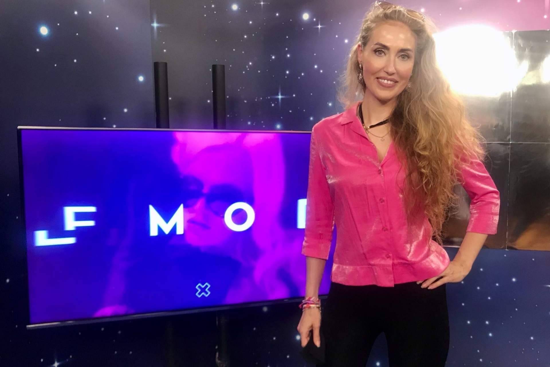 Presentado por la influencer cultural Miriam Victòria, el programa DEMODA TV asciende al panorama nacional