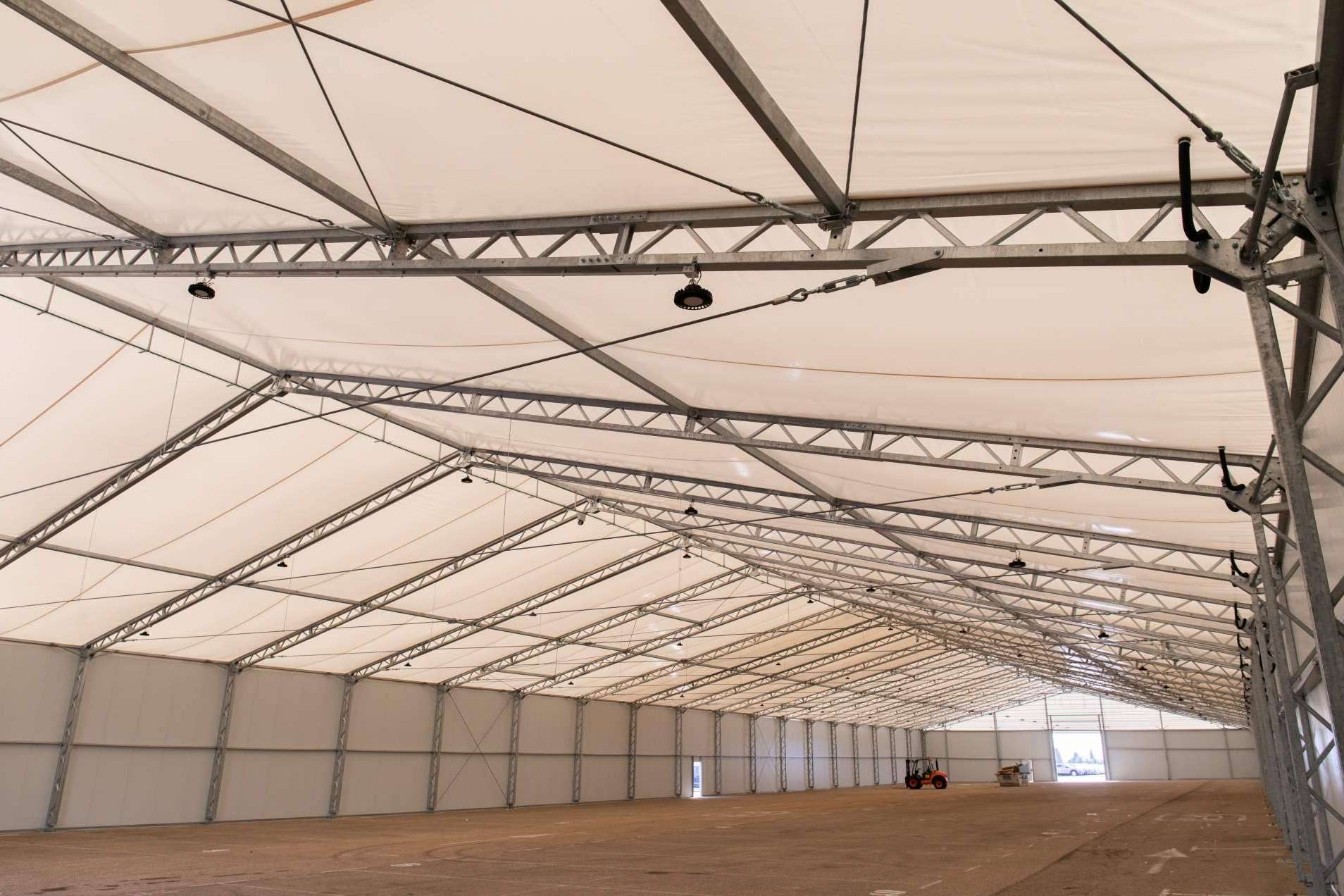 Proteger todo tipo de mercancías con la instalación de carpas industriales de Grup Vall