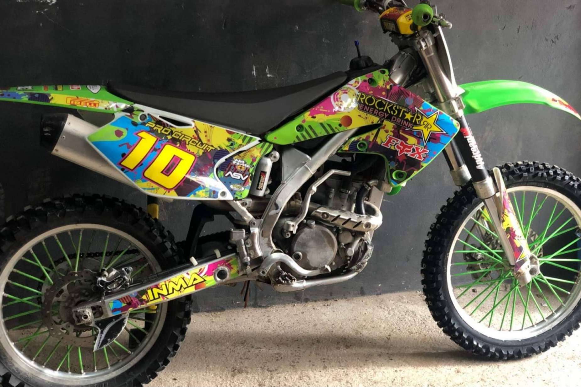 ADHESIVOSEMBARRADOS y su extenso catálogo de vinilos para moto personalizados