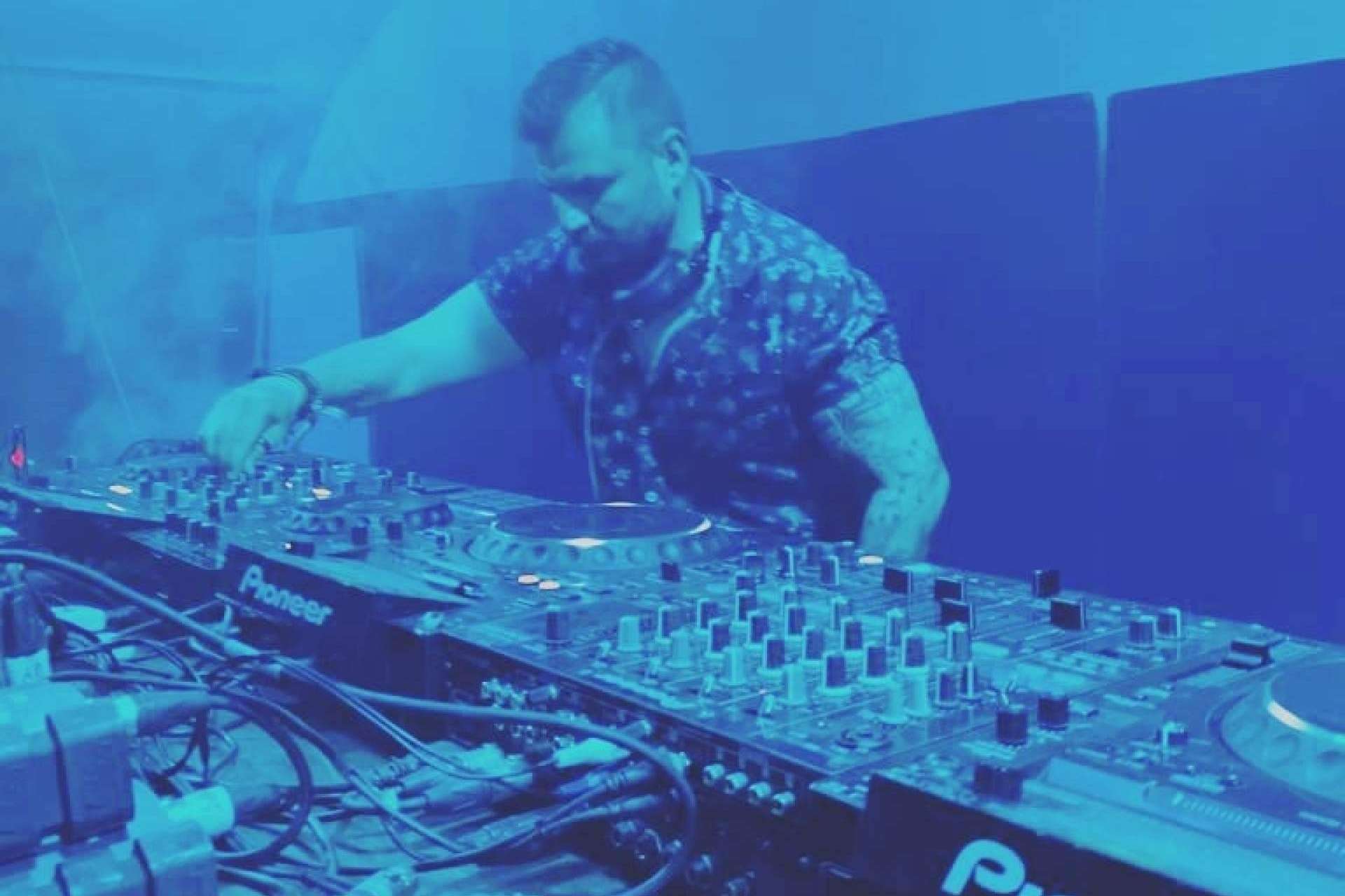Contratar DJ y productor Paco Gómez para amenizar eventos y celebraciones