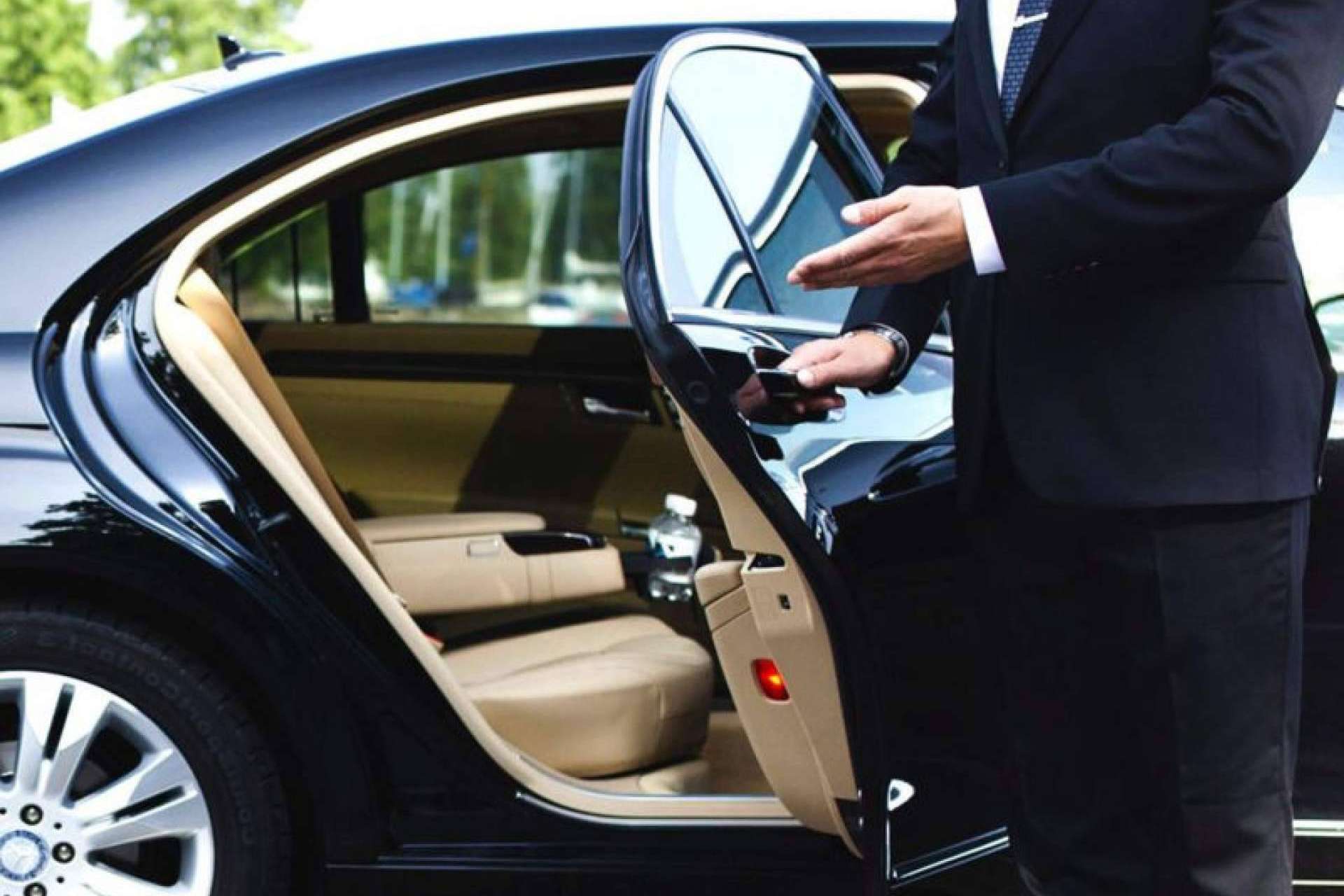 Limusinas Lara ofrece coches de alta gama con conductor para cualquier tipo de traslado en Andorra