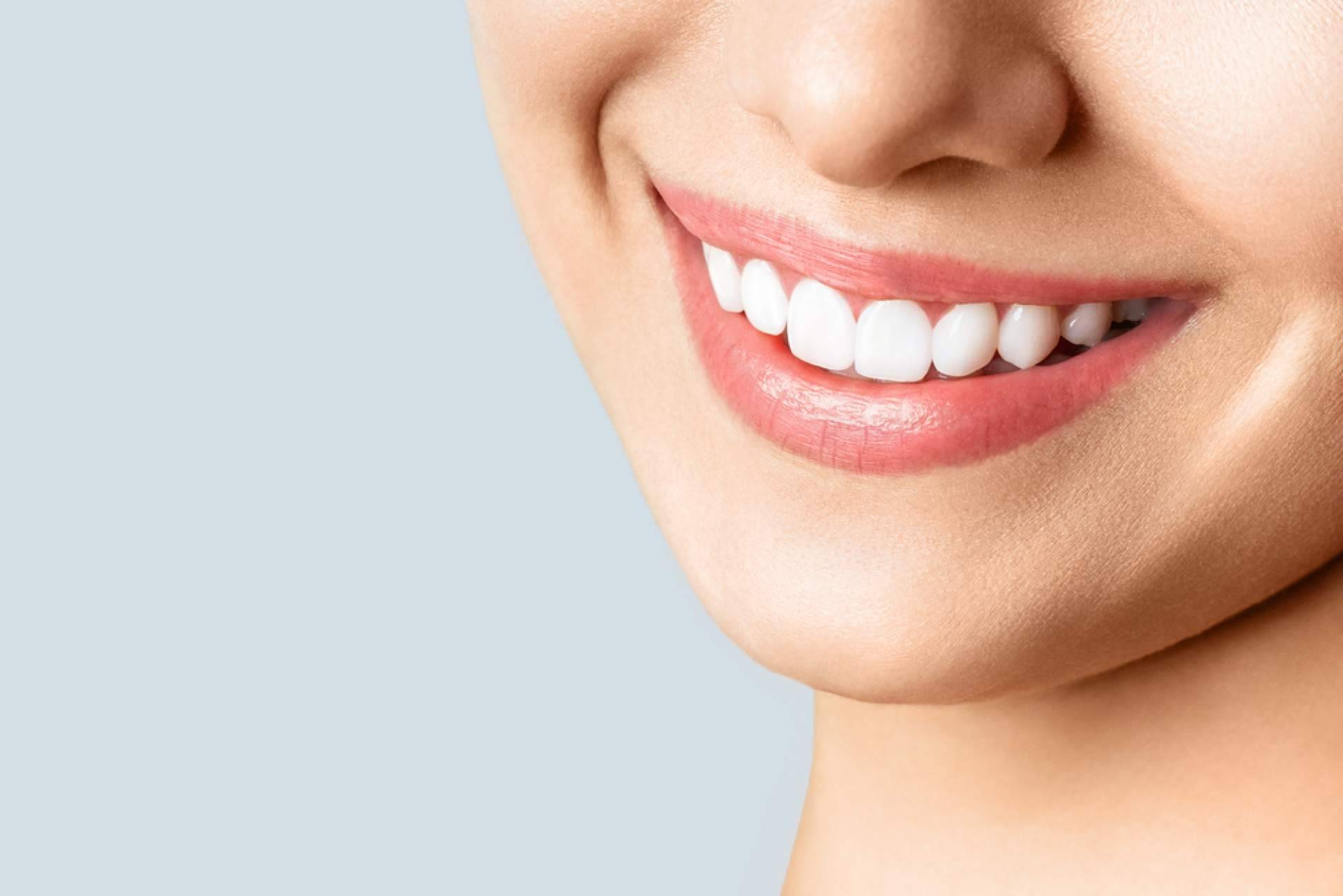 Tratamientos para mejorar la salud y estética bucal, en la clínica Oralmedic