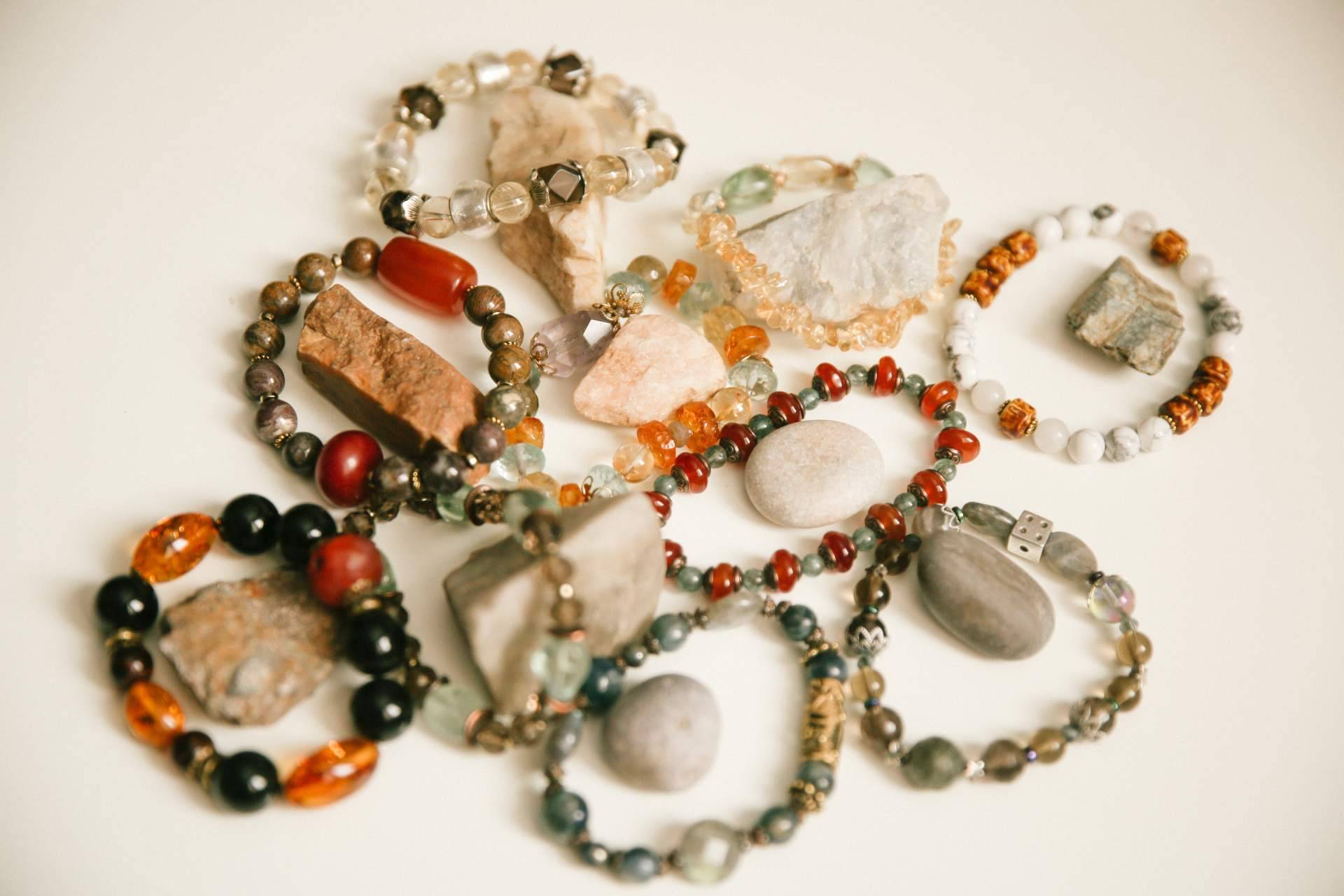 Los beneficios de las pulseras de piedras para la salud