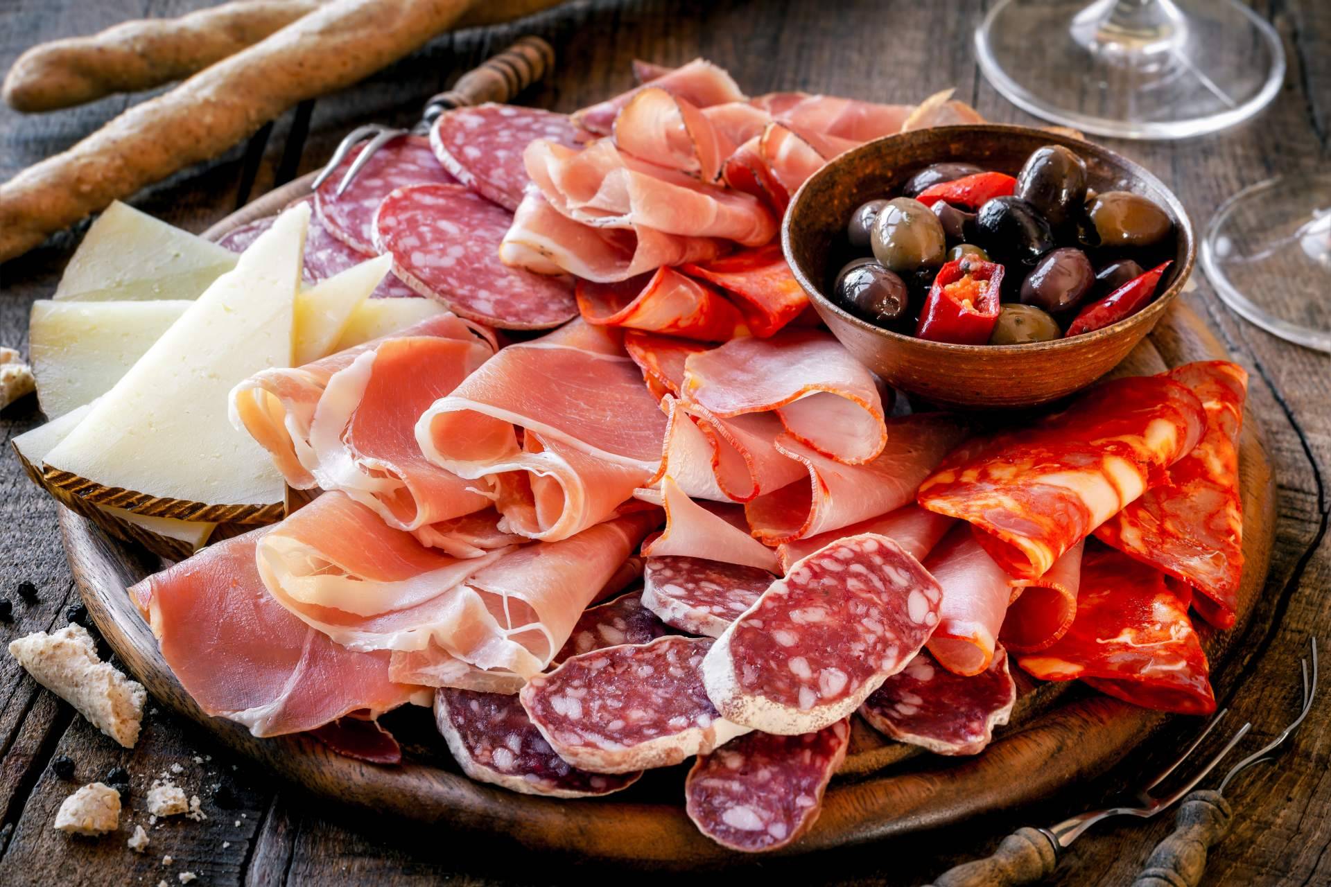 Preparar una cena con amigos gracias a la cesta de picoteo de Bon León