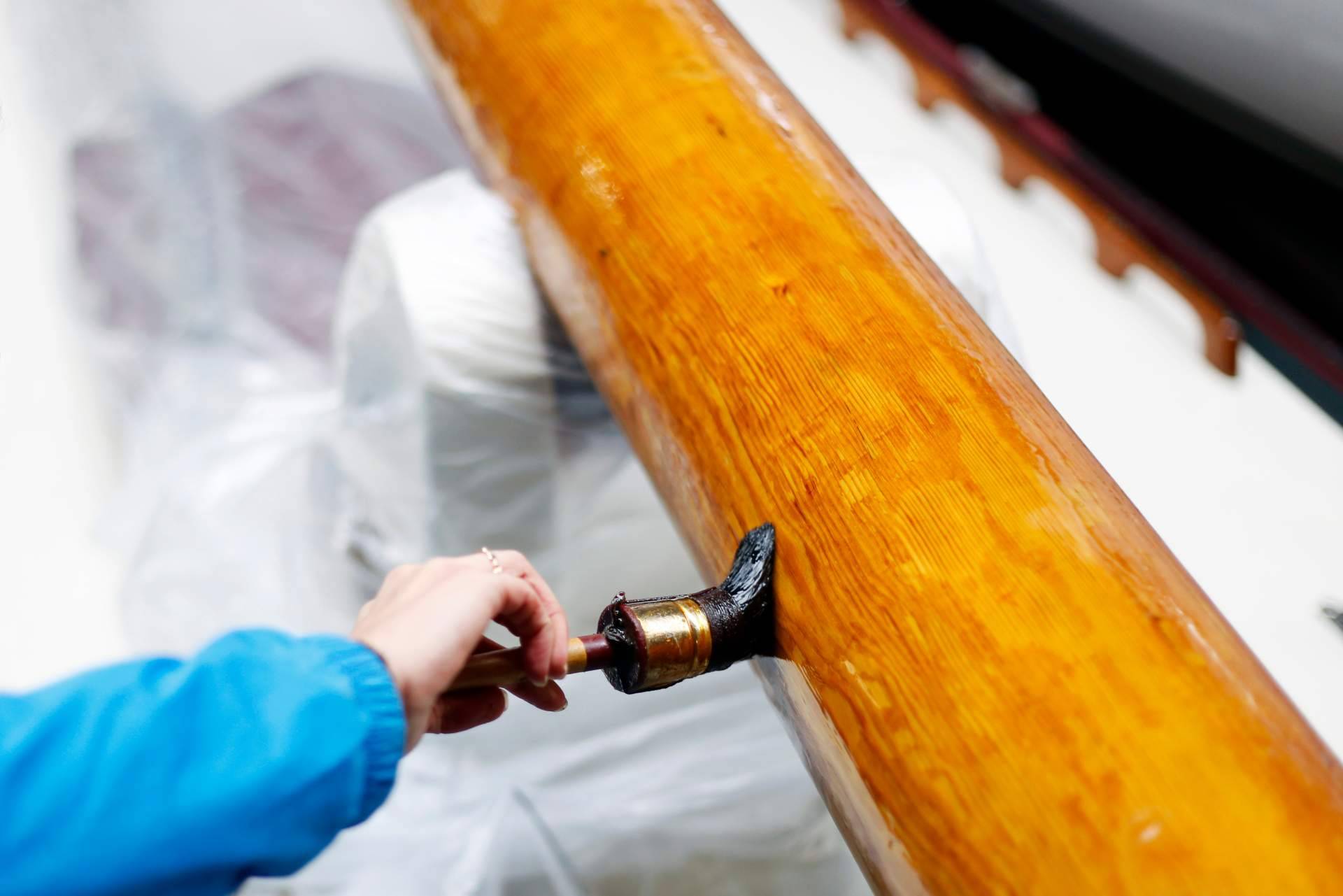Usar marine varnish and teak oil es una buena forma de proteger la madera de los barcos
