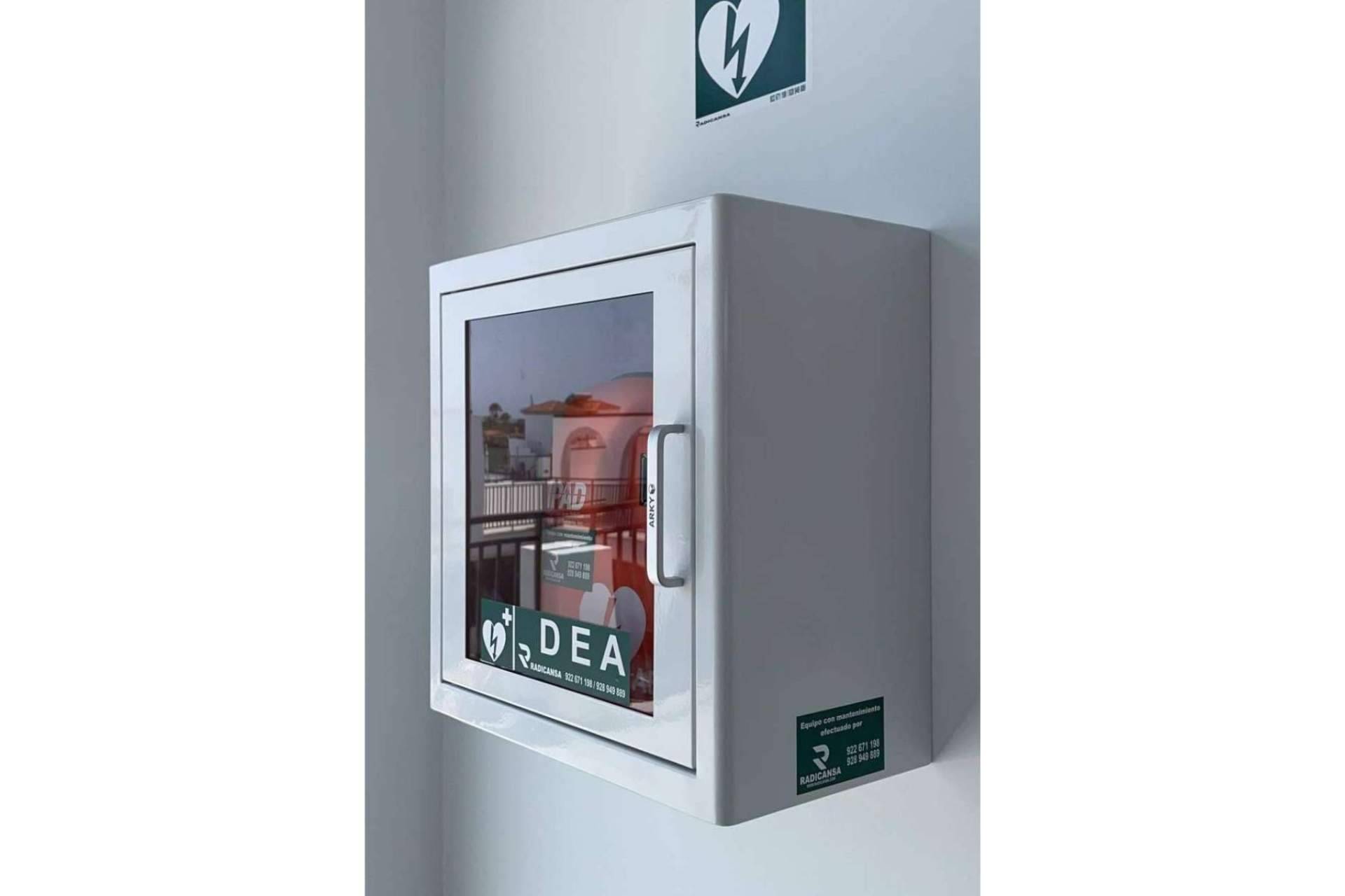 Radicansa señala la importancia de instalar cabinas para desfibriladores en las empresas
