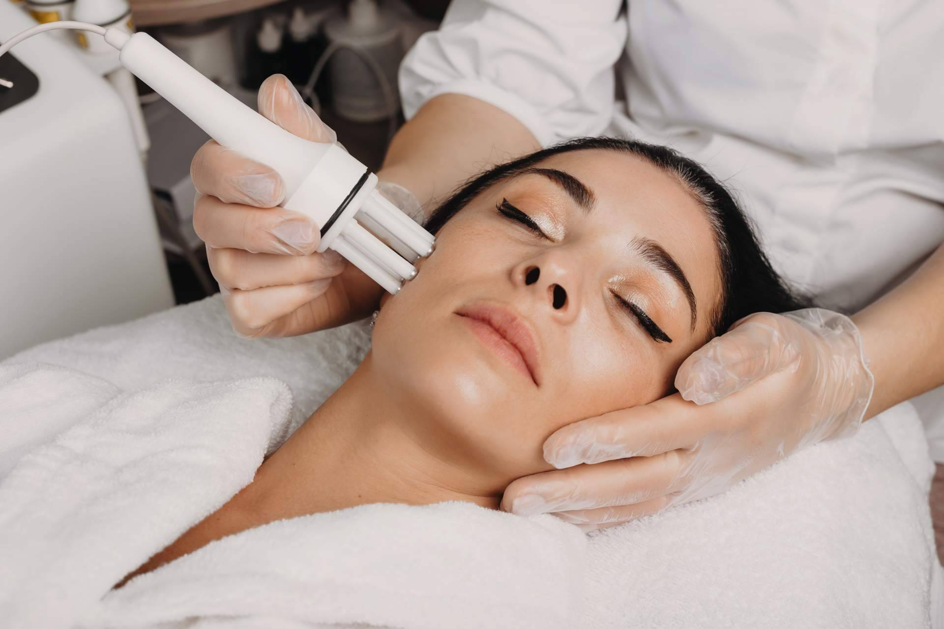 Máquina Hydrafacial para tratamientos faciales no invasivos, de la mano de Comercial Estética