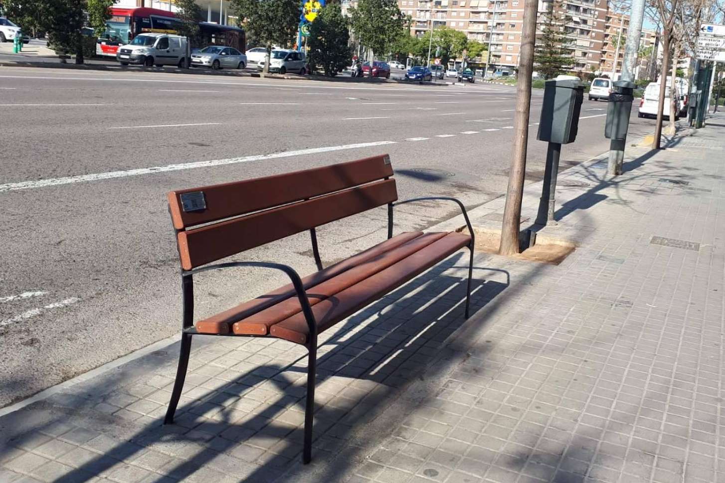 La empresa Abadecom ofrece bancos de plástico reciclado para el uso urbano
