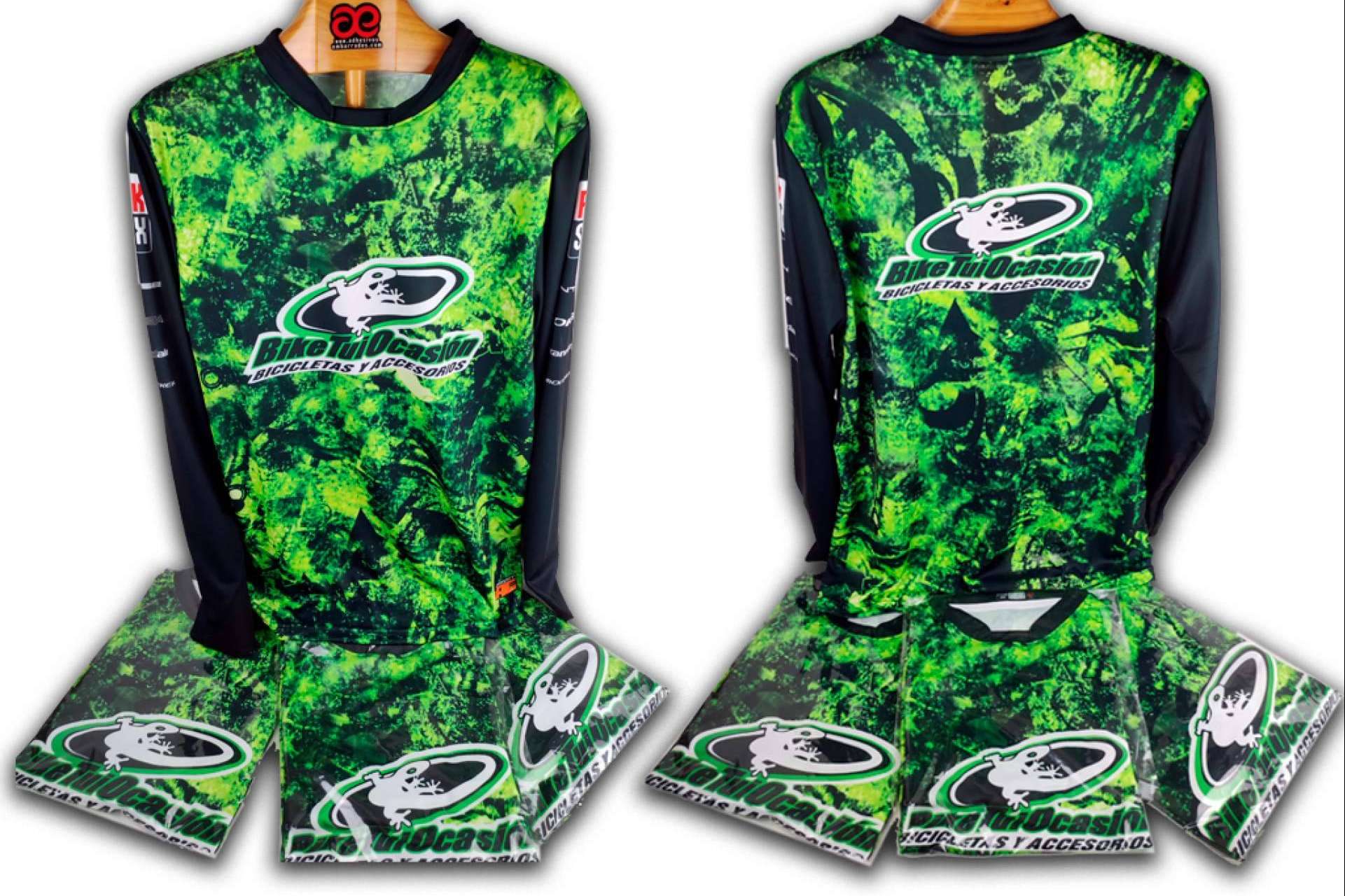 ADHESIVOSEMBARRADOS, la firma especializada en elaborar la camiseta de motocross