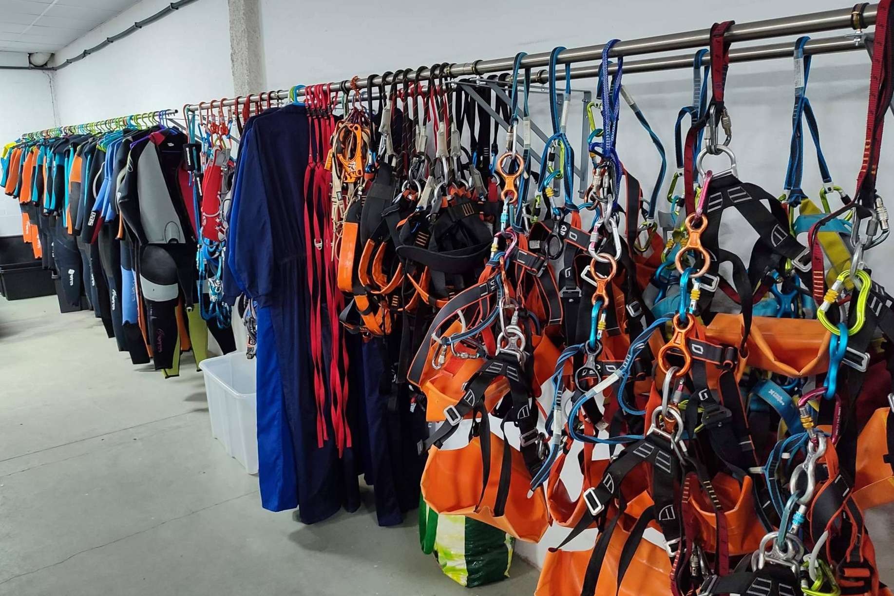 Guía y Deportes de Aventura es una tienda de montaña en Barcelona en la que alquilar material de montaña