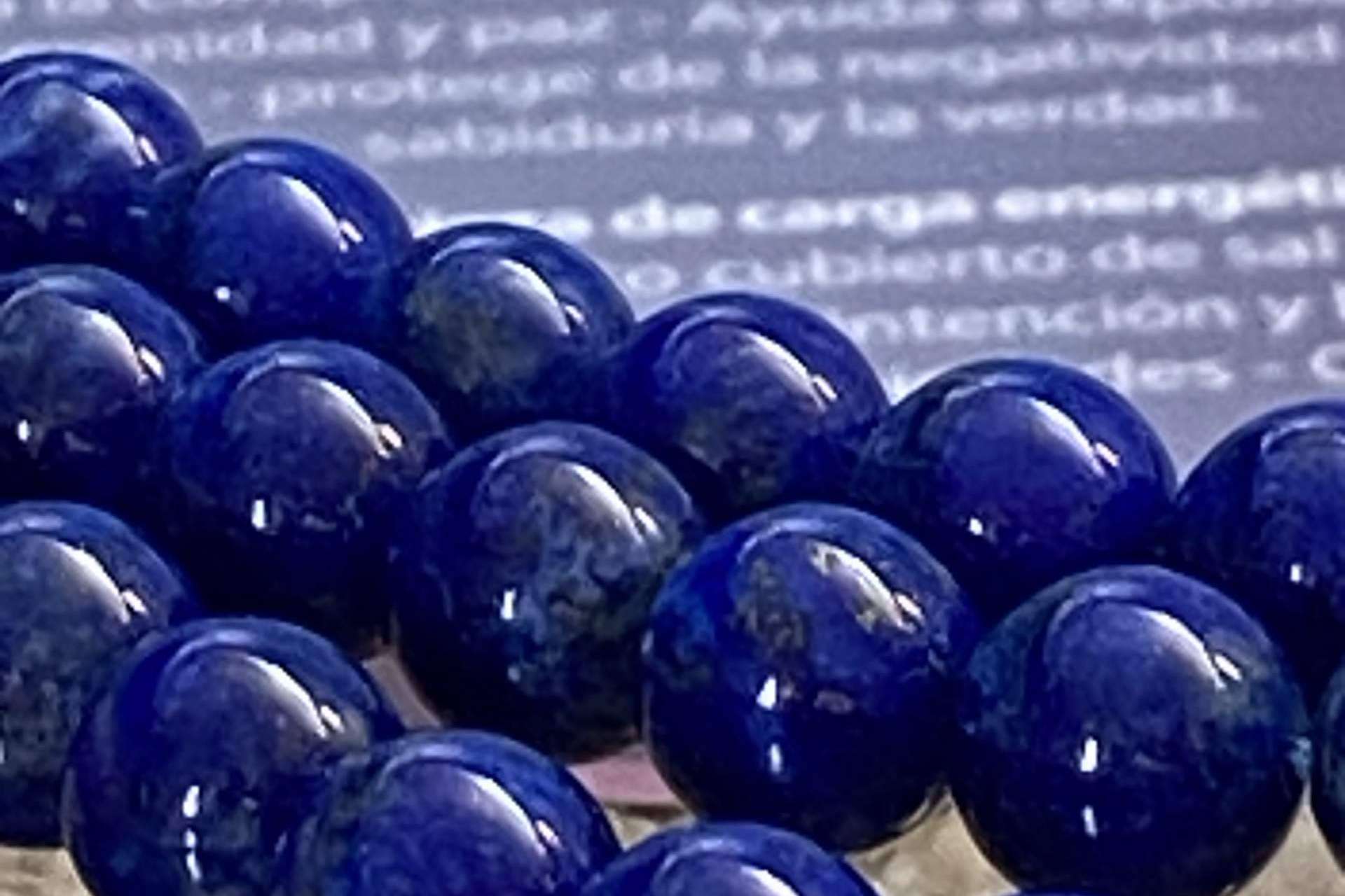 Enernum dispone de enernums hechos de madera de sándalo y piedras naturales
