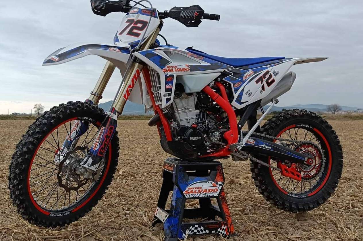 ADHESIVOSEMBARRADOS ofrece plásticos y adhesivos para motos off road